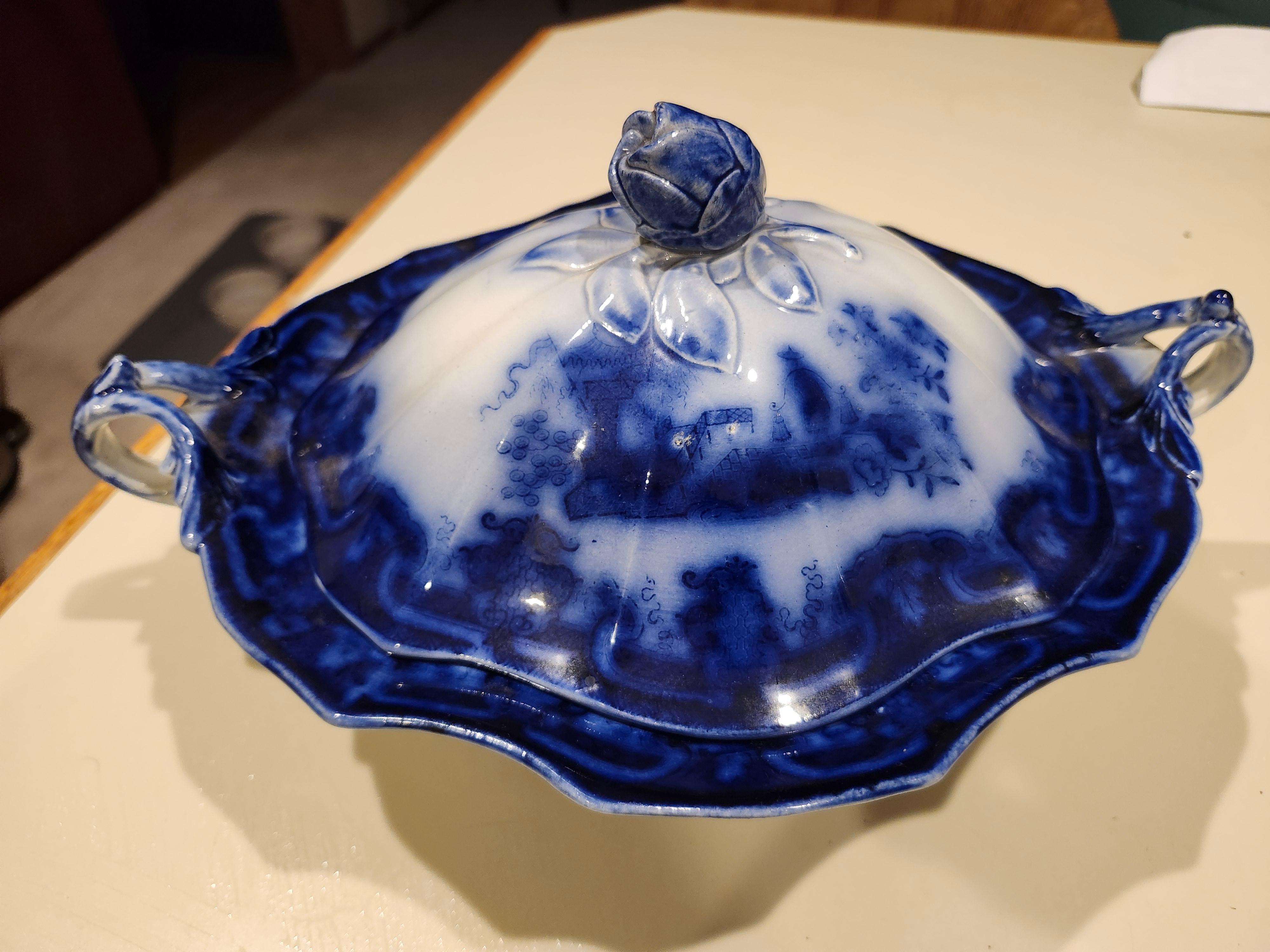 Metà XIX secolo Piatto coperto blu Flow del XIX secolo con manici di Tj & J Mayer Inghilterra C1840 in vendita
