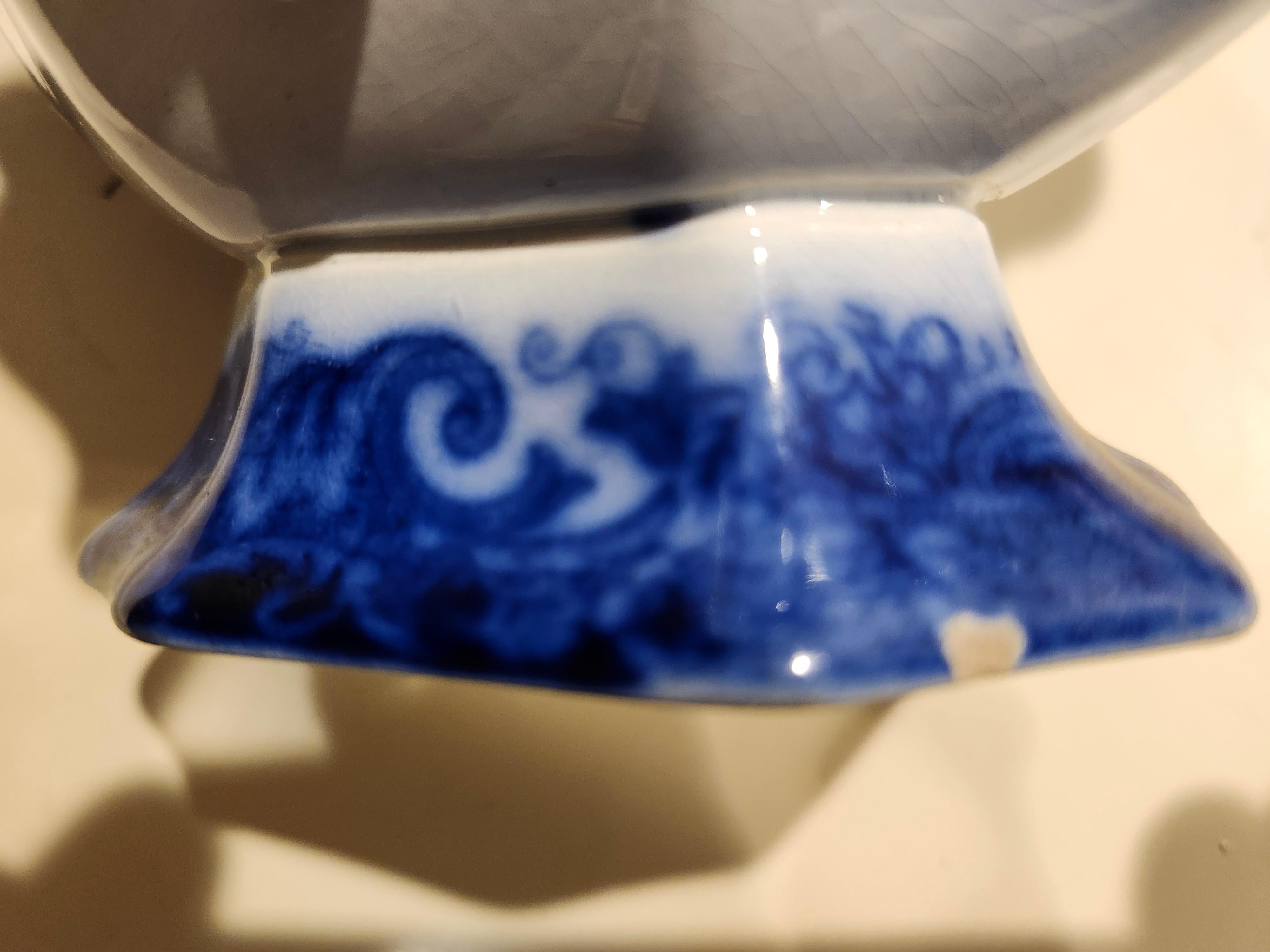 Flow Blue Gravy Sauce Boat mit zwei Henkeln aus dem 19. Jahrhundert (Mittleres 19. Jahrhundert) im Angebot