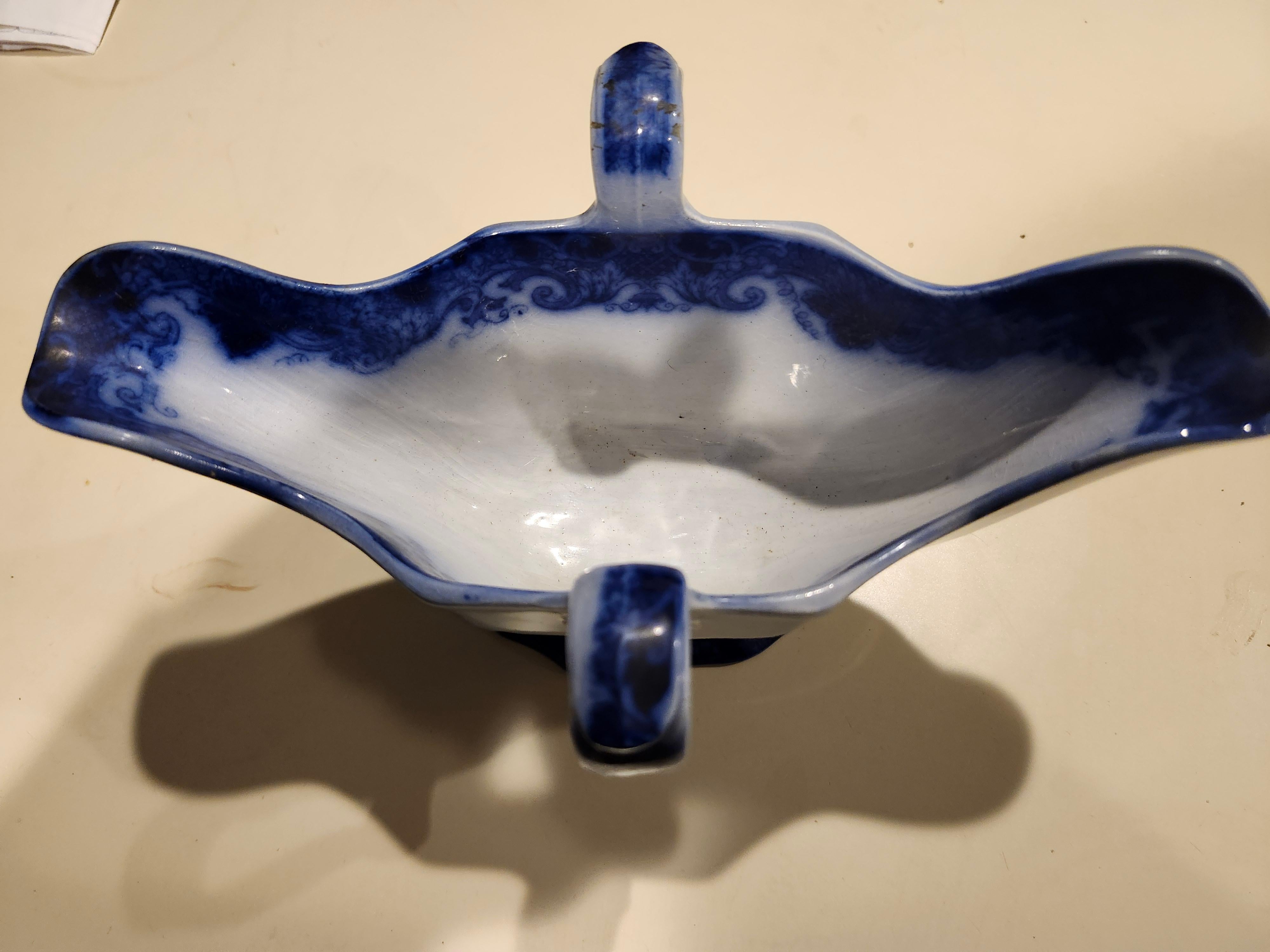 Flow Blue Gravy Sauce Boat mit zwei Henkeln aus dem 19. Jahrhundert (Ton) im Angebot