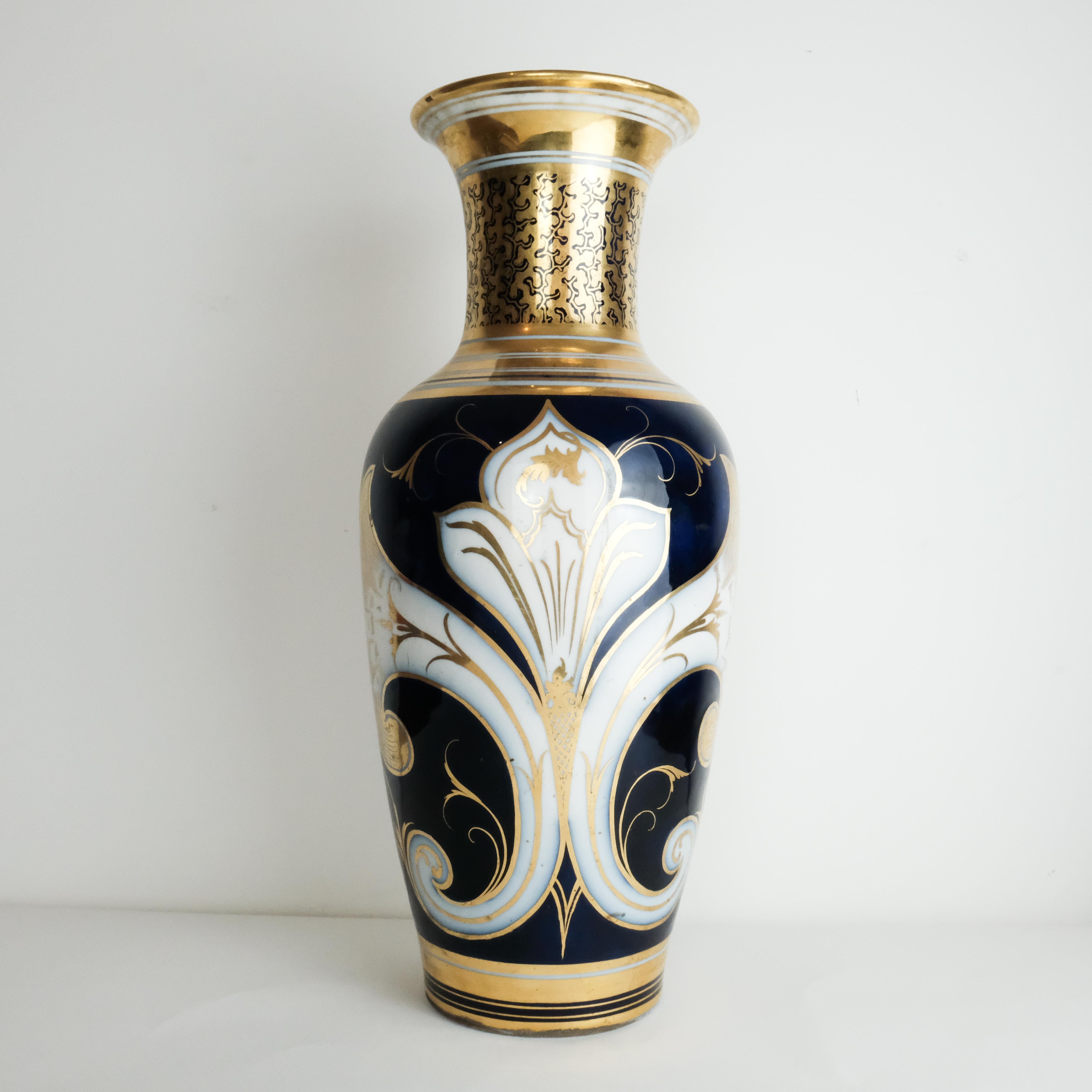 Français Vase en porcelaine à fleurs du 19ème siècle peint à la main, bleu et or, France. en vente
