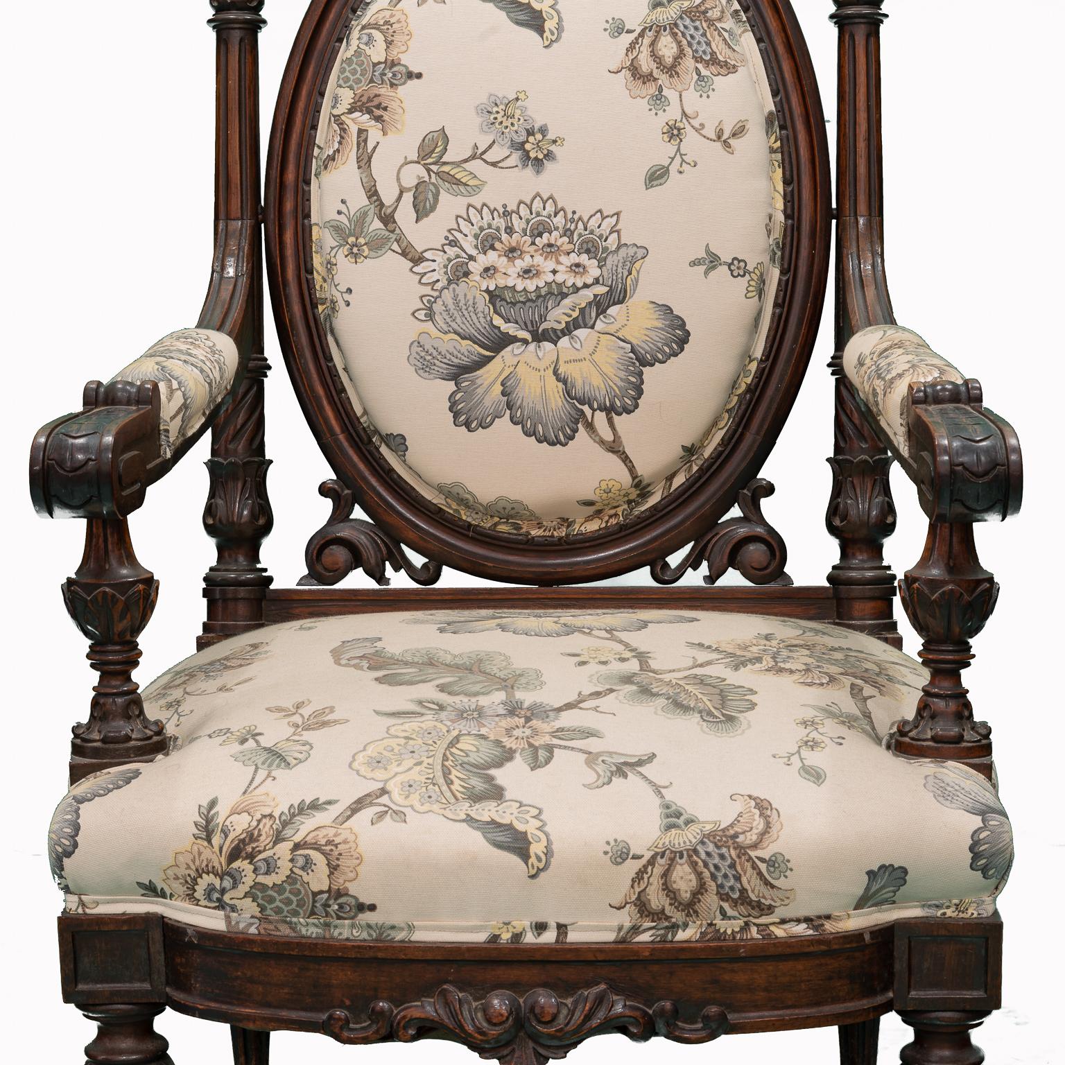 19th century flowered armchair, with vintage tapestry
in perfect conditions of conservation.