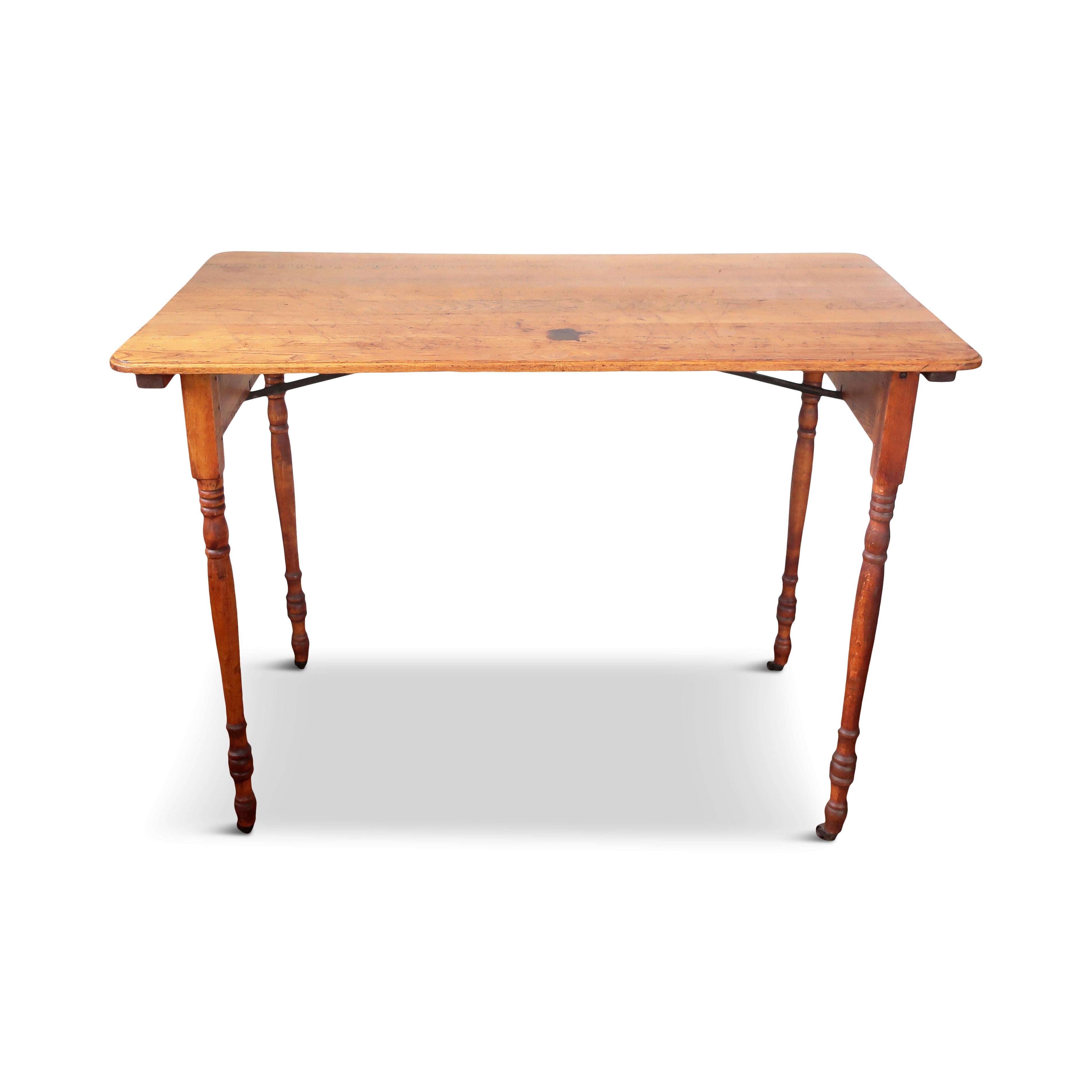 Pièce unique et charmante de l'histoire de la couture, cette ancienne table de couture ou de tailleur pliante en bois des années 1800 est parfaite pour les passionnés qui apprécient la nostalgie et la fonctionnalité des meubles de couture vintage.