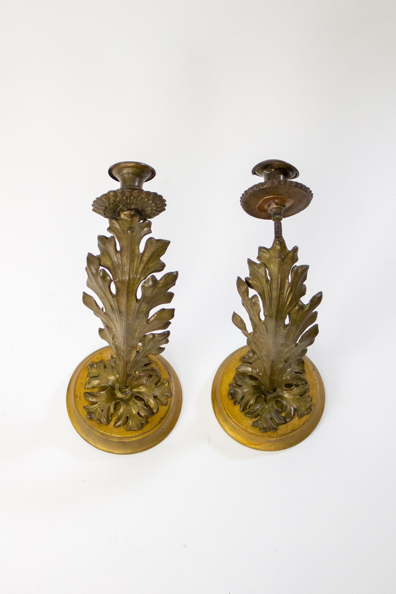 Paar blattförmige Kerzenleuchter, 19. Jahrhundert (Messing) im Angebot