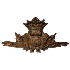 cimier en bois sculpté foliacé et composition avec couronne:: 19e siècle