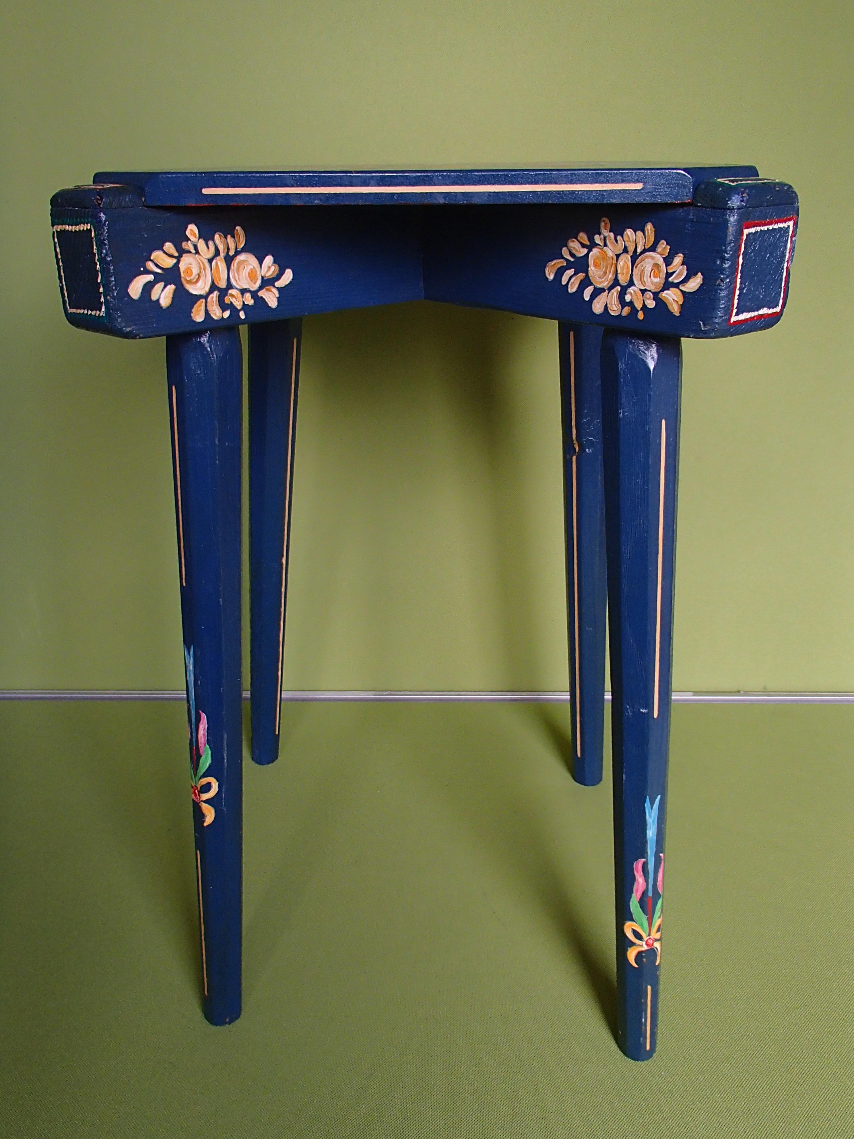 19th century folk art blue wooden stool or side table hand painted flowers In Good Condition For Sale In Weiningen, CH