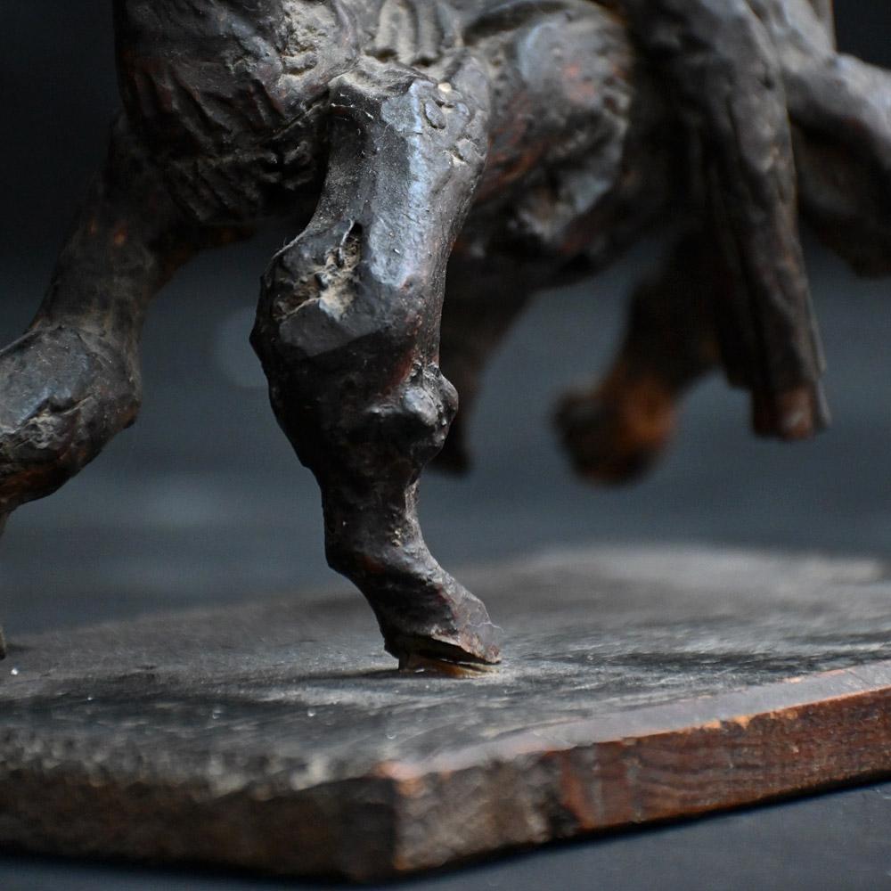 Figura de rama de arte popular del siglo XIX

Este insólito objeto escultórico está hecho con secciones de madera de rama que se han unido para crear un hombre montado en un caballo al galope. Apoyado en una base de pino, el caballo tiene ojos de