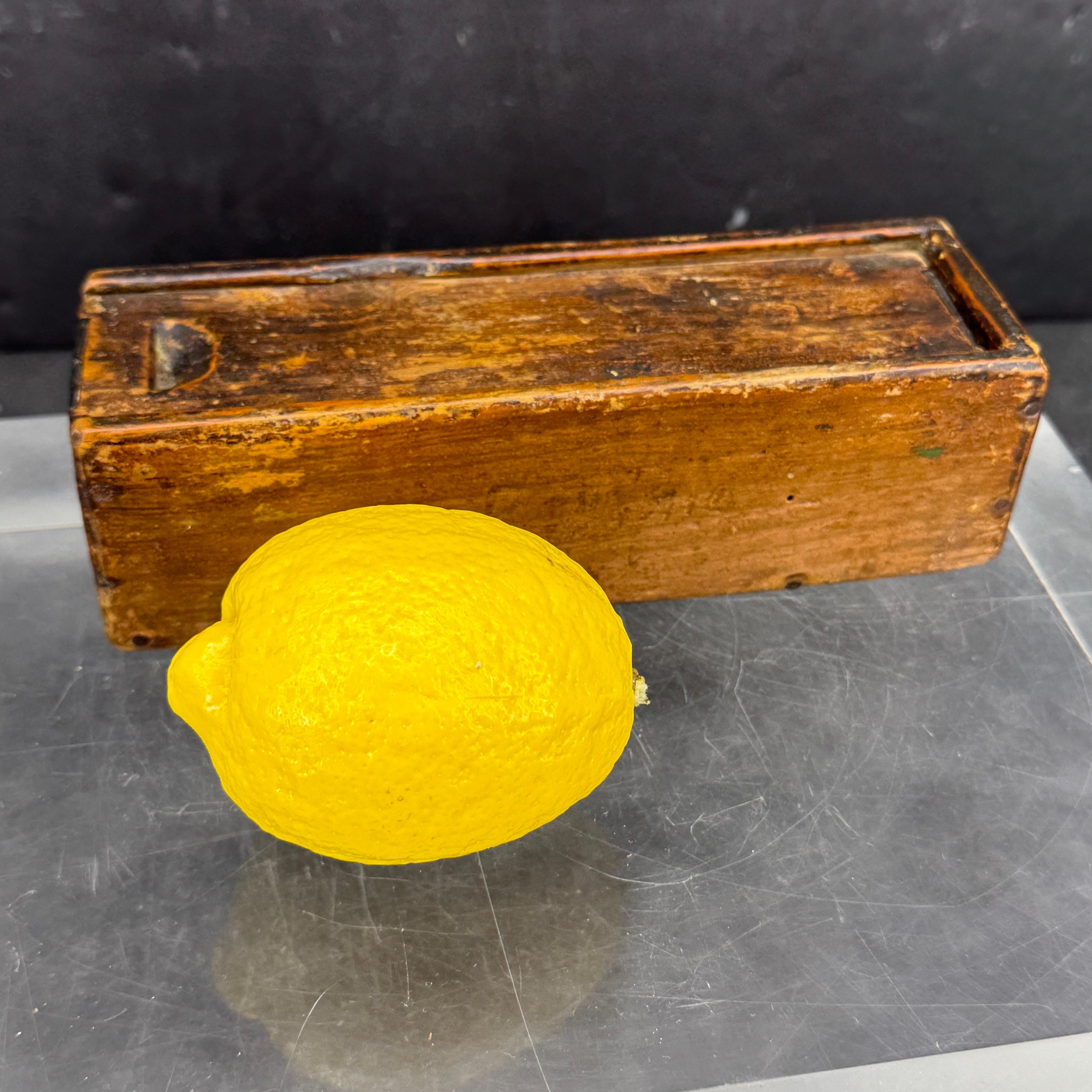 Boîte artisanale danoise de charme à la patine inégalable. Cette boîte de rangement ou de souvenirs est dans un état d'origine intact avec une usure due à l'utilisation. Le couvercle en bois coulisse sans effort pour une utilisation facile. Le