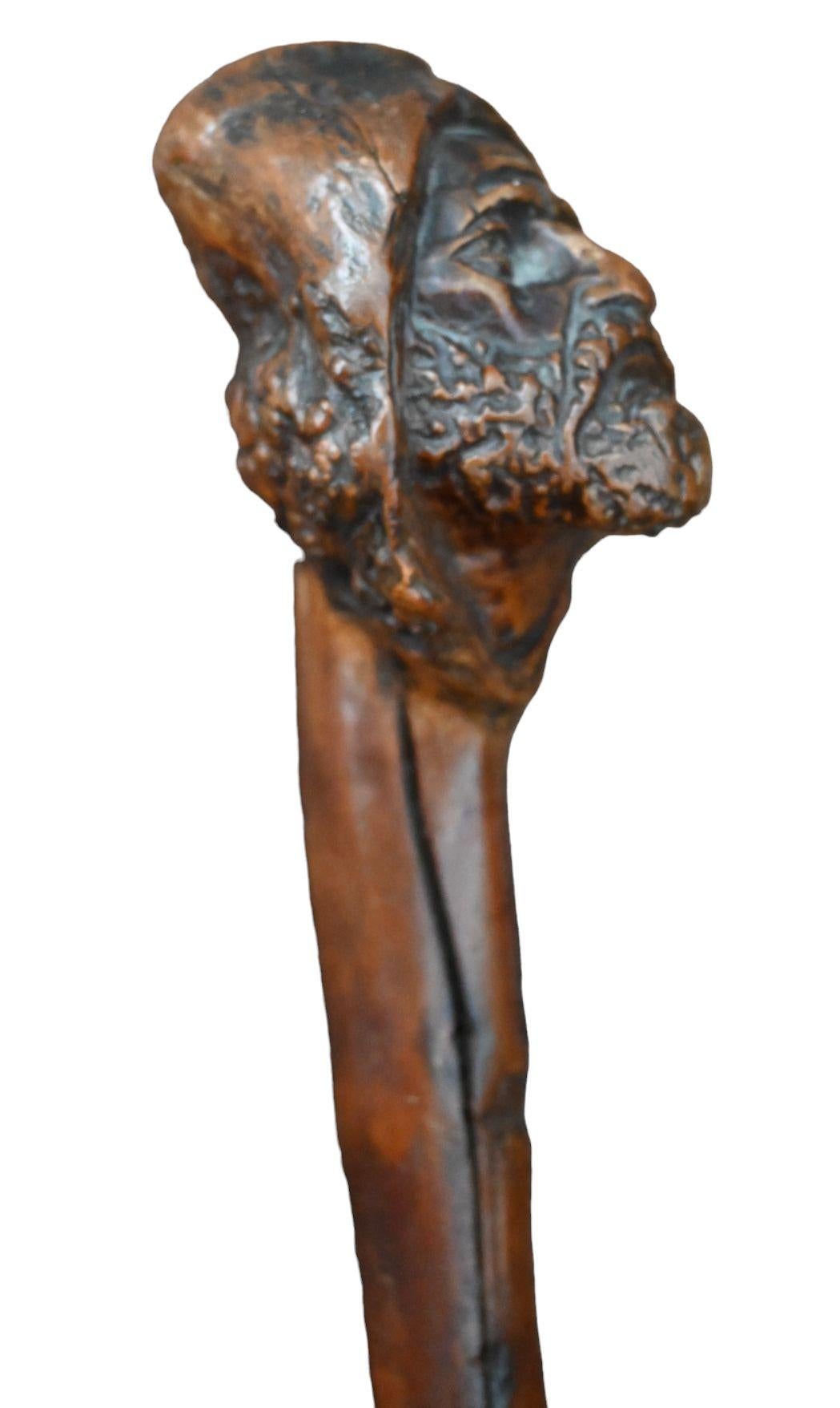Canne monoxyle d'art populaire de collection en bois épineux sculpté.
Grande tête en guise de poignée, 6 x 7 cm de diamètre, utilisée comme bâton d'autodéfense
Le pommeau représente un HOMME avec une barbe Belle patine d'usage
Dimension : longueur