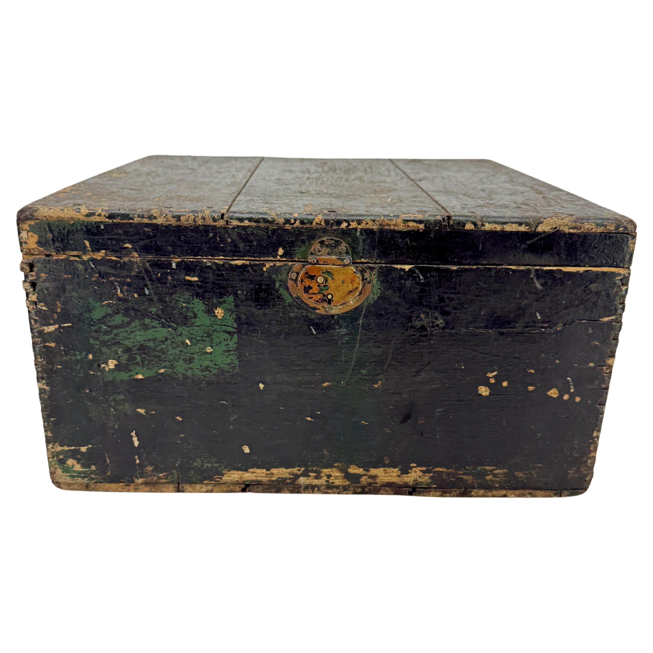 Schwarz lackierte Volkskunst-Schachtel aus Holz, 19. Jahrhundert