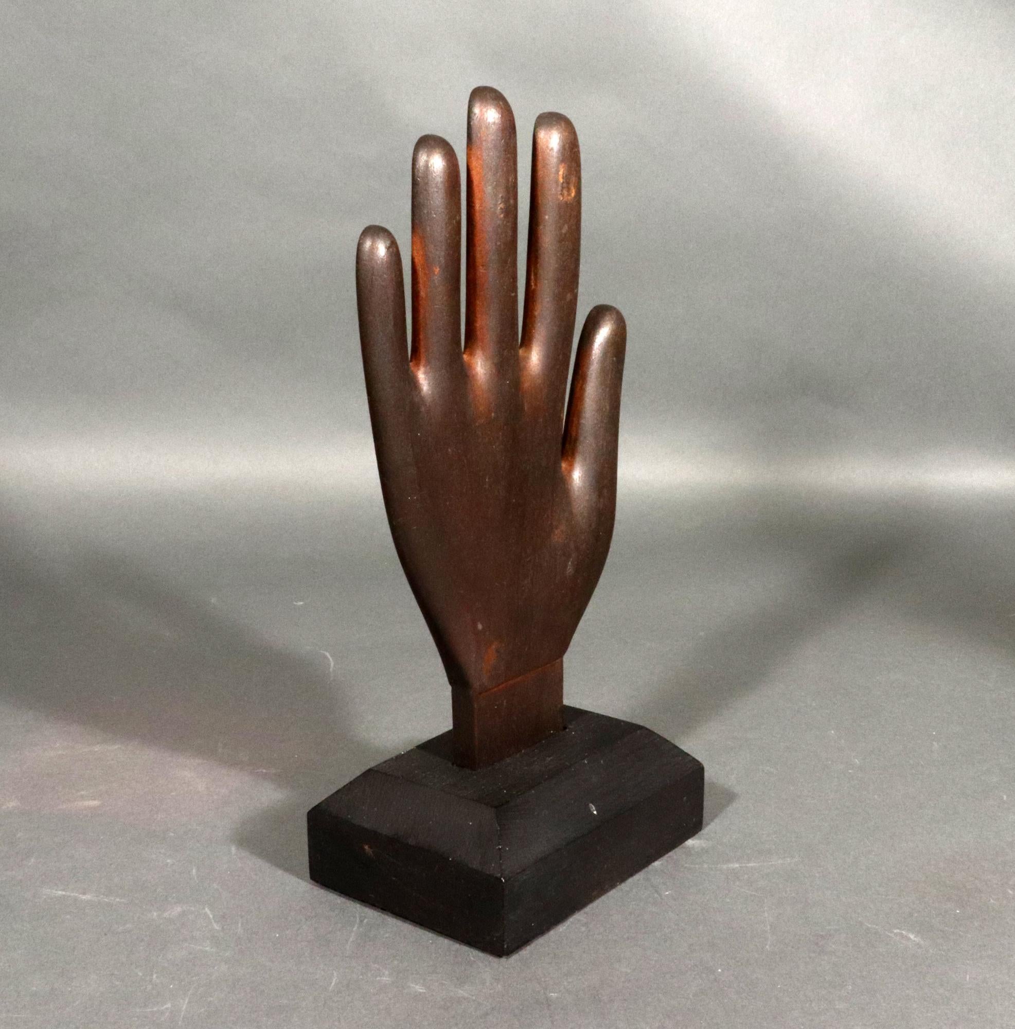 19. Jahrhundert Folk Art hölzerne Hand Handschuh Bahre im Zustand „Gut“ im Angebot in Downingtown, PA