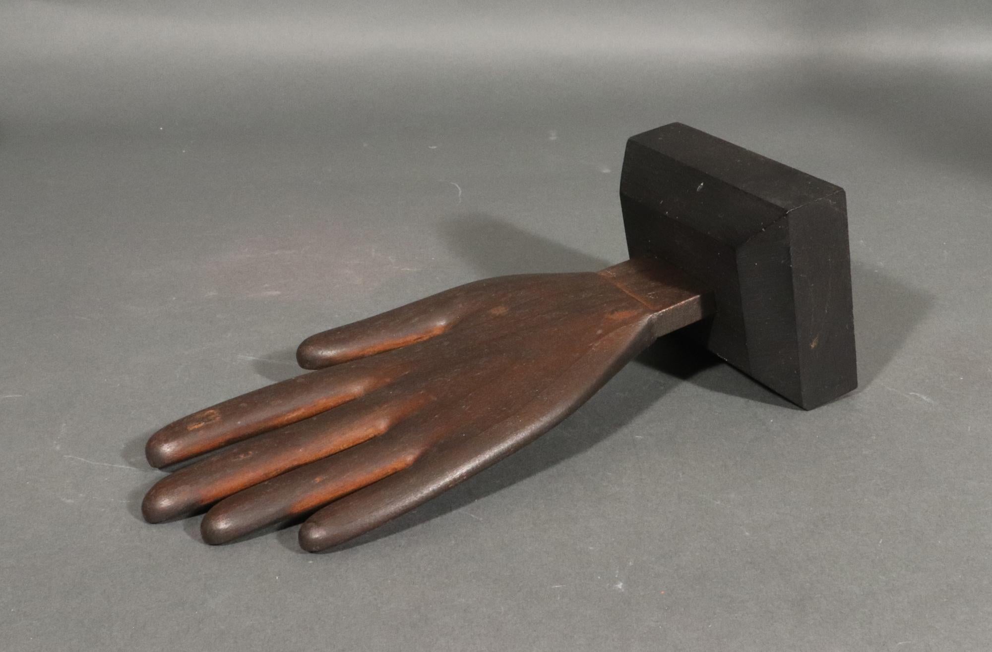 19. Jahrhundert Folk Art hölzerne Hand Handschuh Bahre (Holz) im Angebot