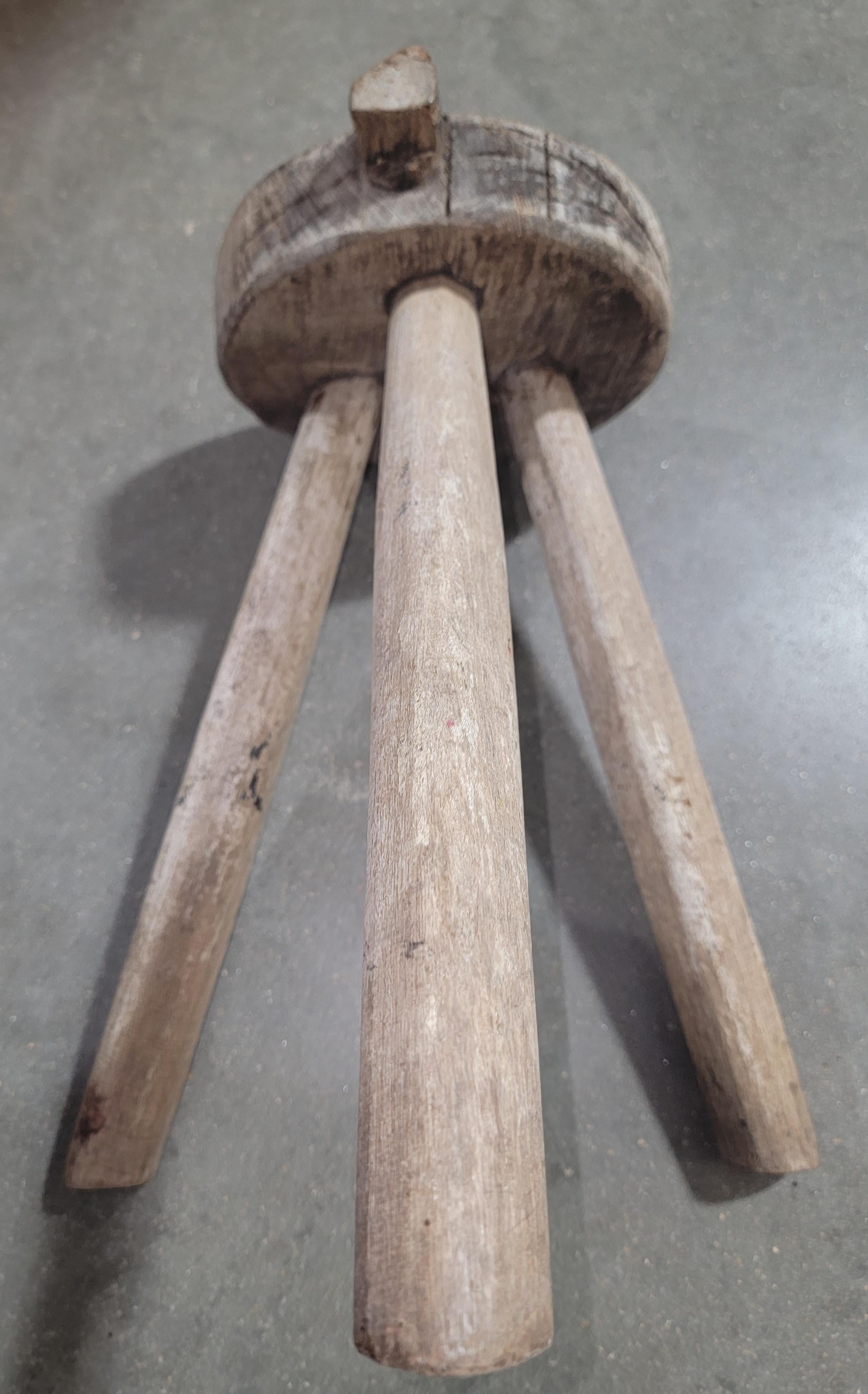 19. Jahrhundert Folky  Hocker (Holz) im Angebot