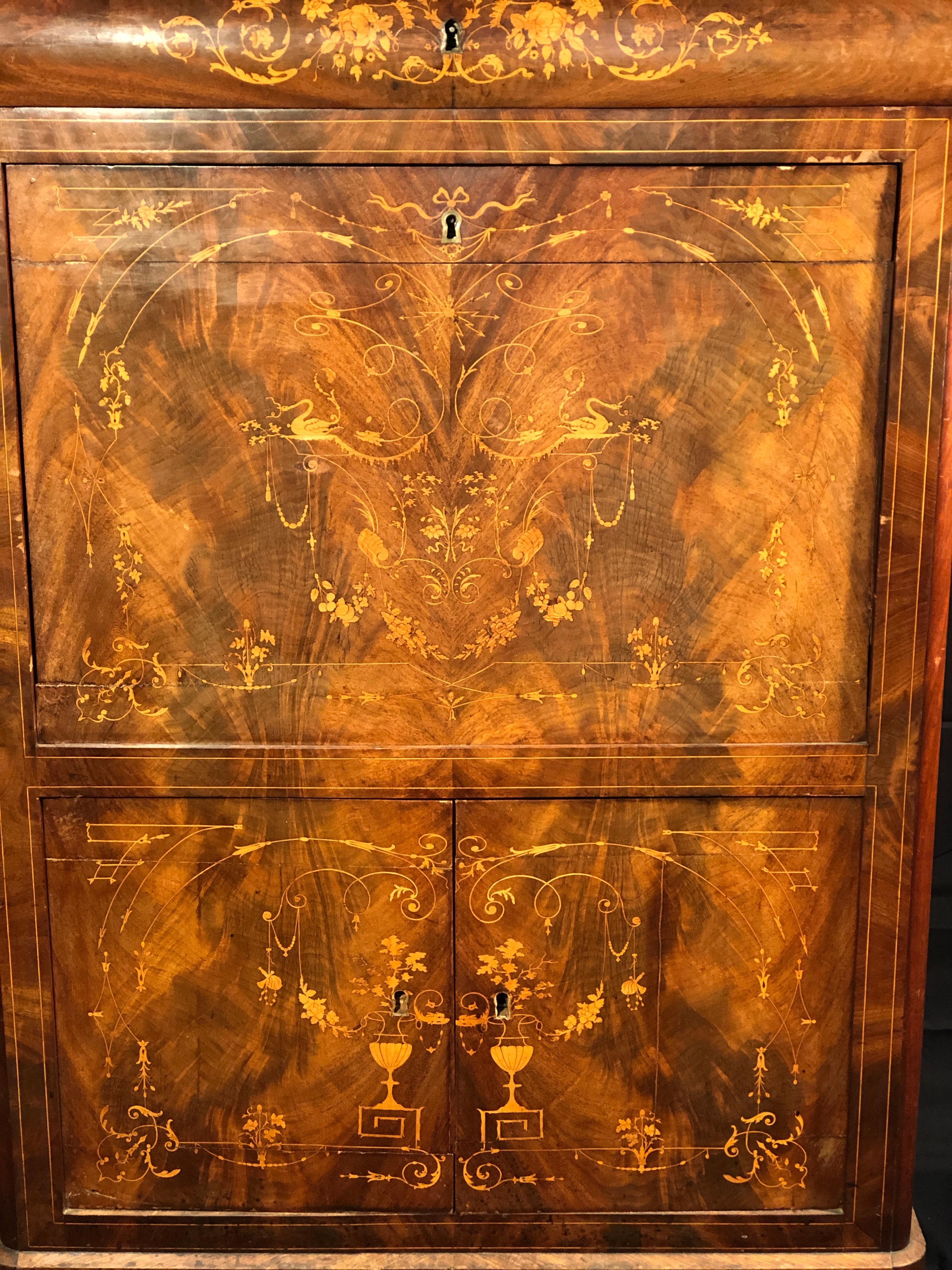 Fantastic example of Secretaire Carlo X, attributed to L.E. Lemarchand (1795-1872), in mahogany wood, finely inlaid with decorative elements and animals. Carrara white marble on the floor, of the era. About 1830. To be restored, small faults and
