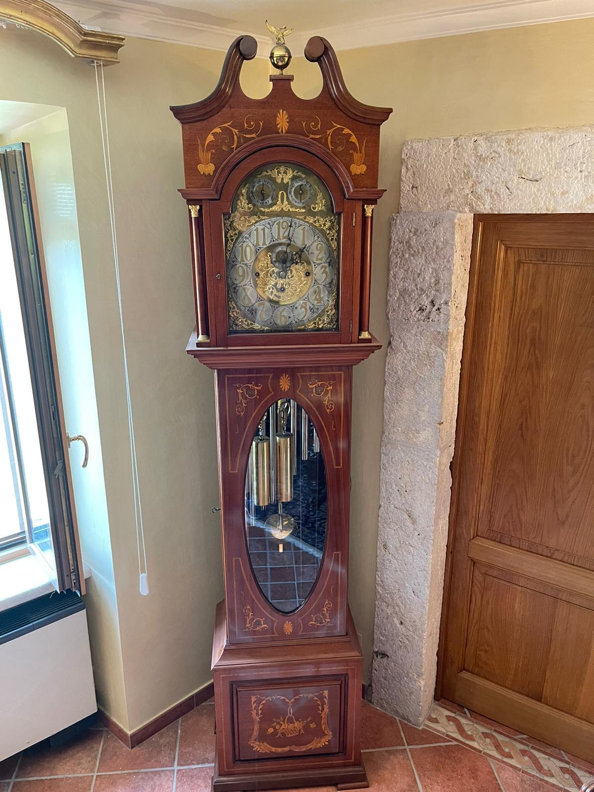 Magnificent example of a grandfather clock, England , last decade of the 19th century, late Victorian period, with influences from the coming Edwardian style. We are dealing with a true work of art, a block of flamed mahogany, completely inlaid with
