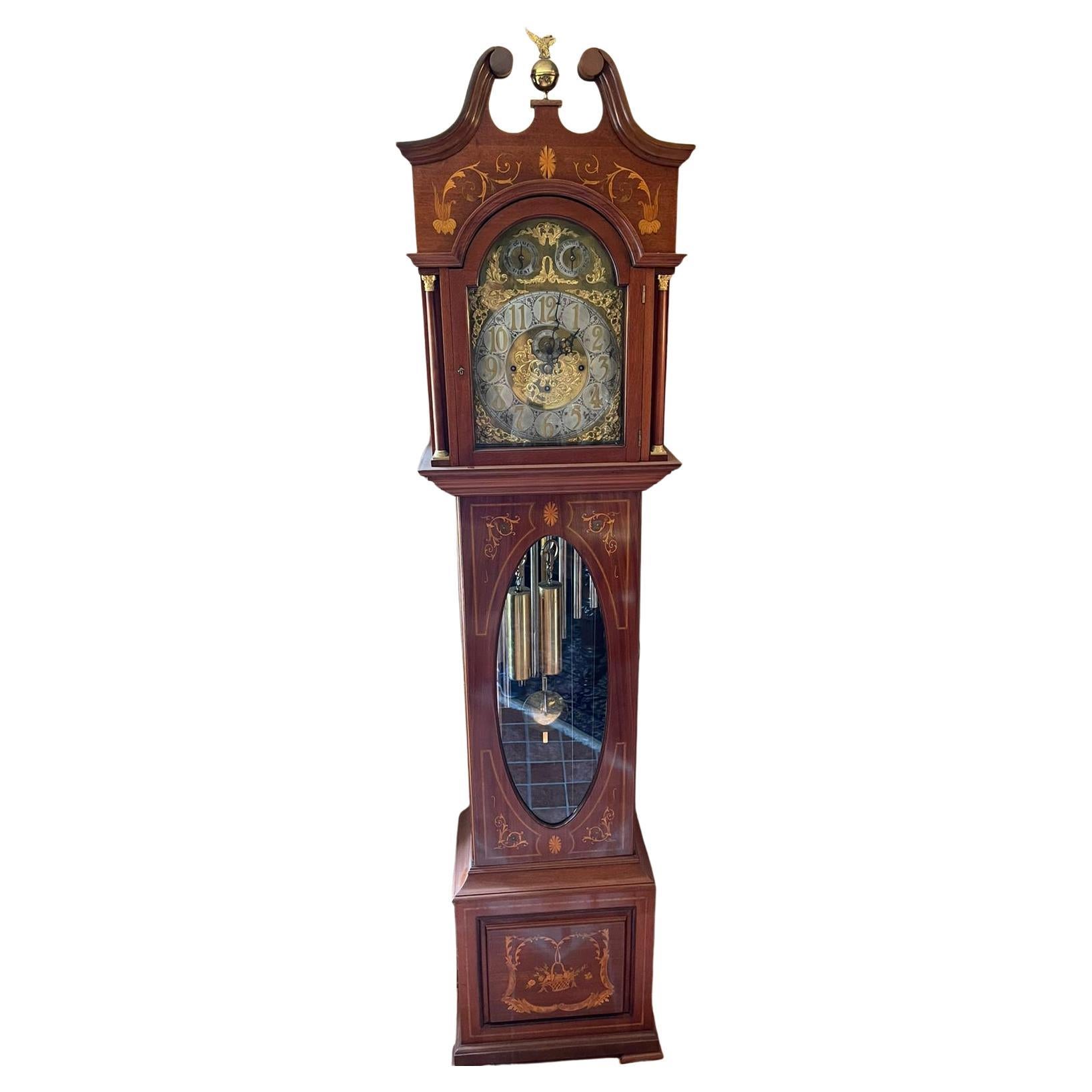 Horloge de grand-père anglaise du 19ème siècle en acajou incrusté de bois fruitier de la fin de l'époque victorienne