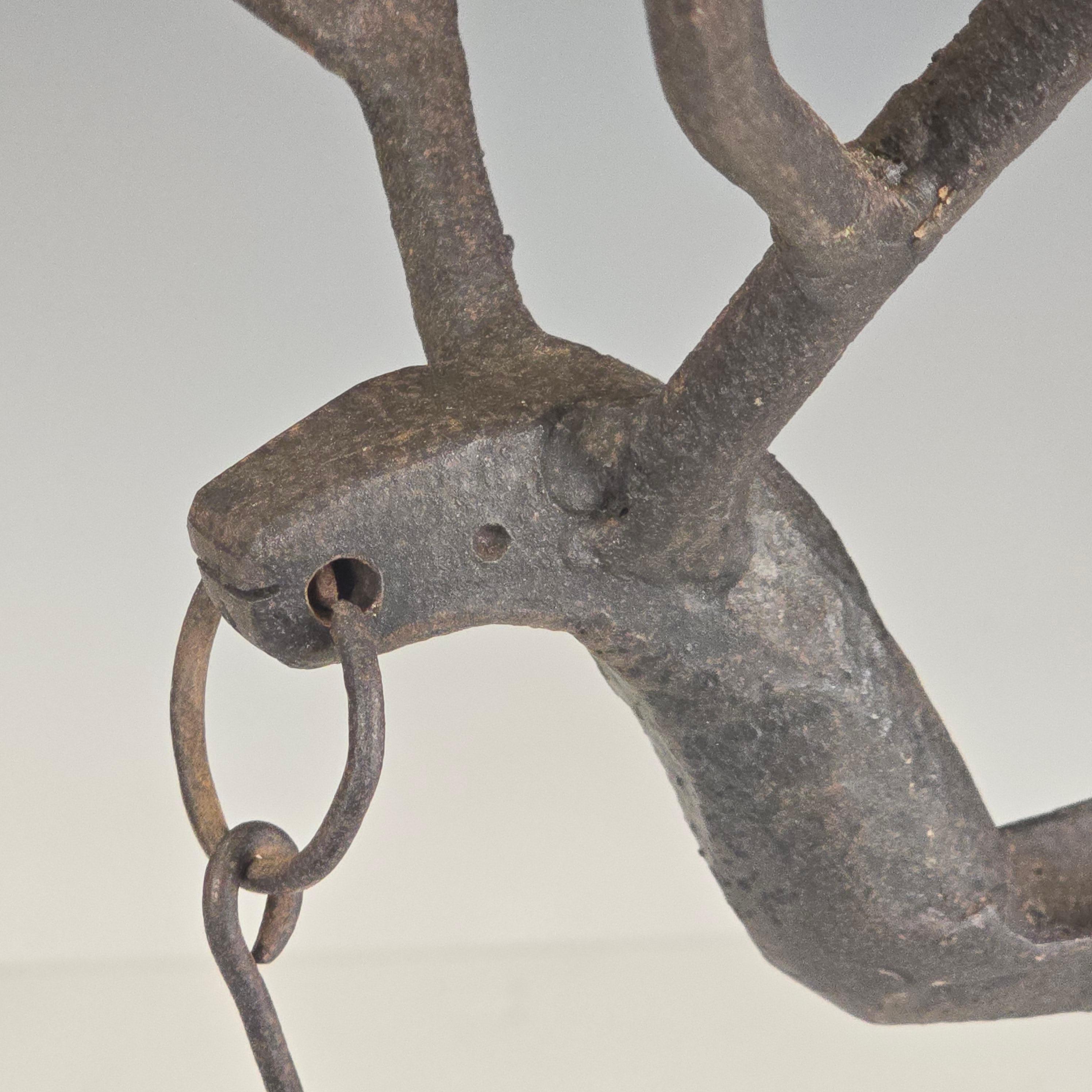 Plat rituel de noircissement des dents de cerf en fer forgé du 19e siècle en vente 2