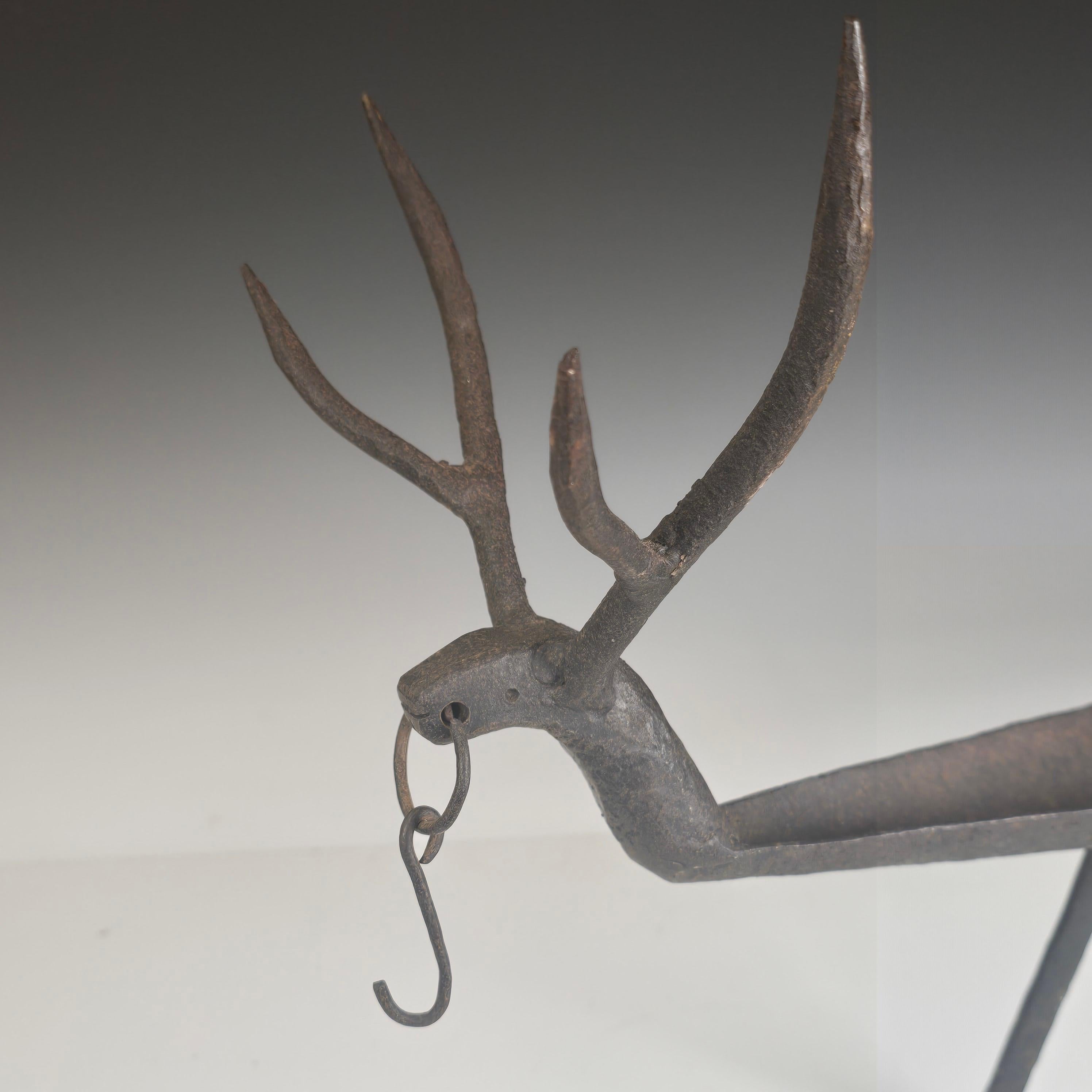 Plat rituel de noircissement des dents de cerf en fer forgé du 19e siècle en vente 3