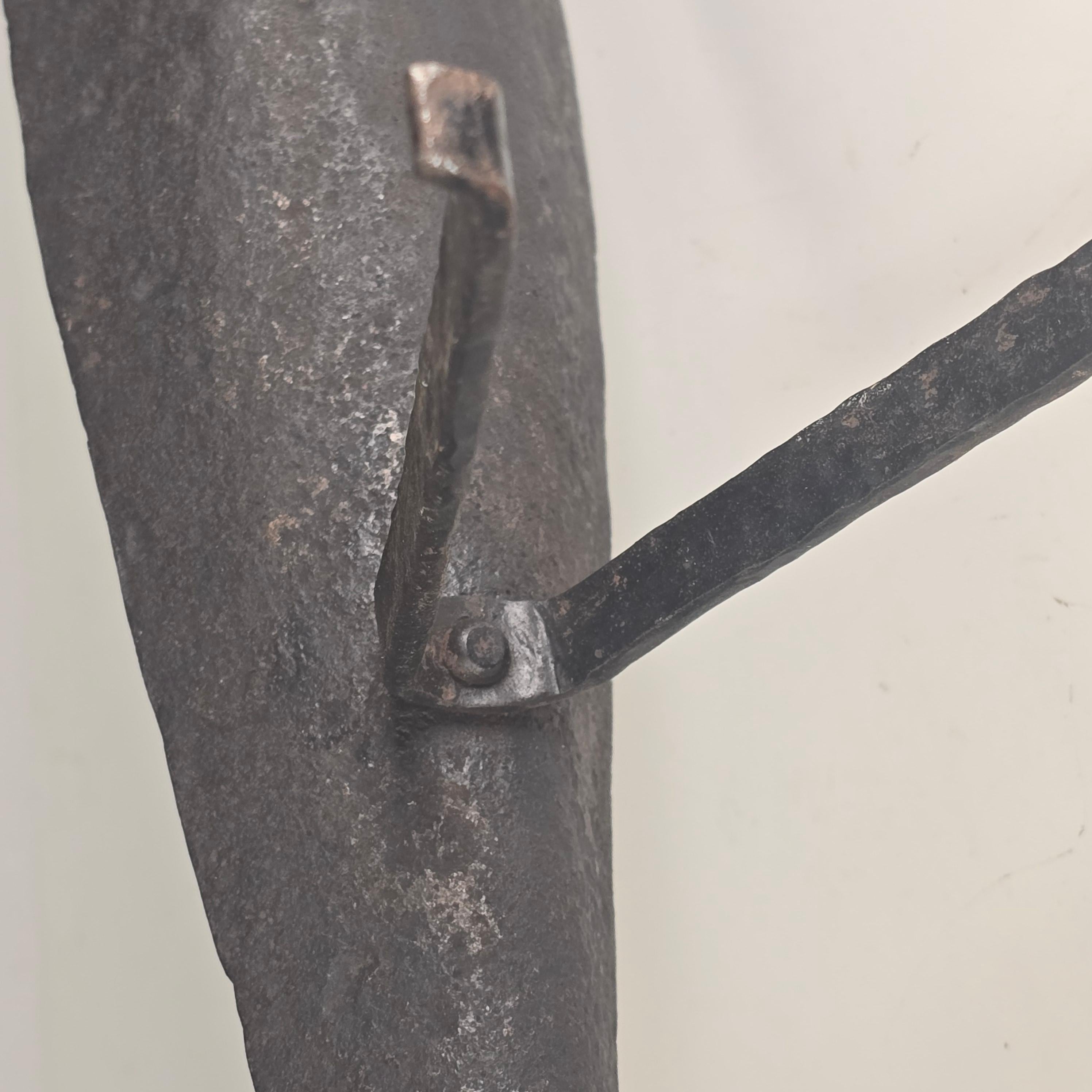 XIXe siècle Plat rituel de noircissement des dents de cerf en fer forgé du 19e siècle en vente