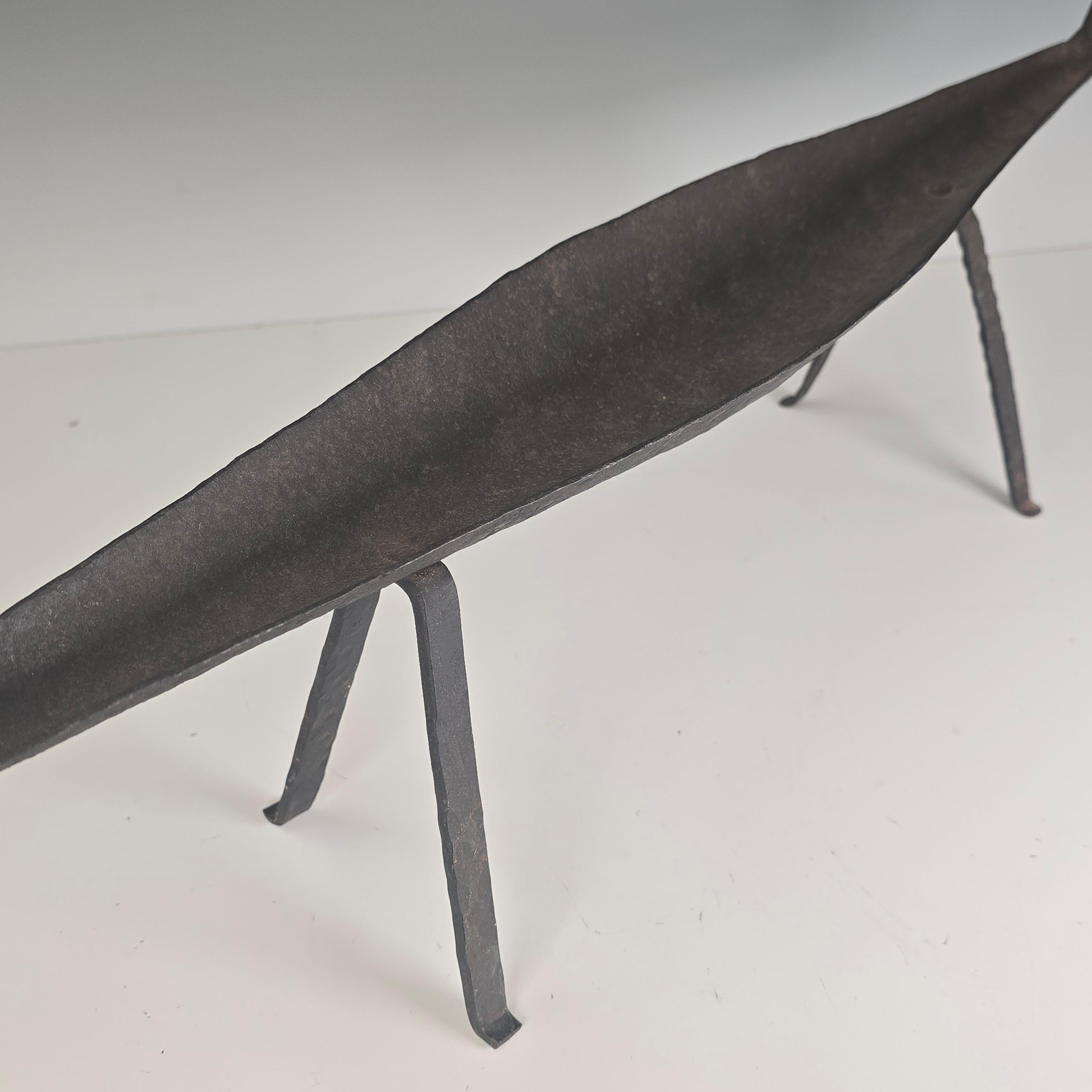 Fer Plat rituel de noircissement des dents de cerf en fer forgé du 19e siècle en vente