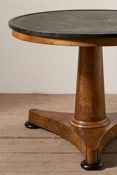 Siglo XIX Mesa Gueridón de mármol fósil y caoba