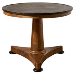 Siglo XIX Mesa Gueridón de mármol fósil y caoba