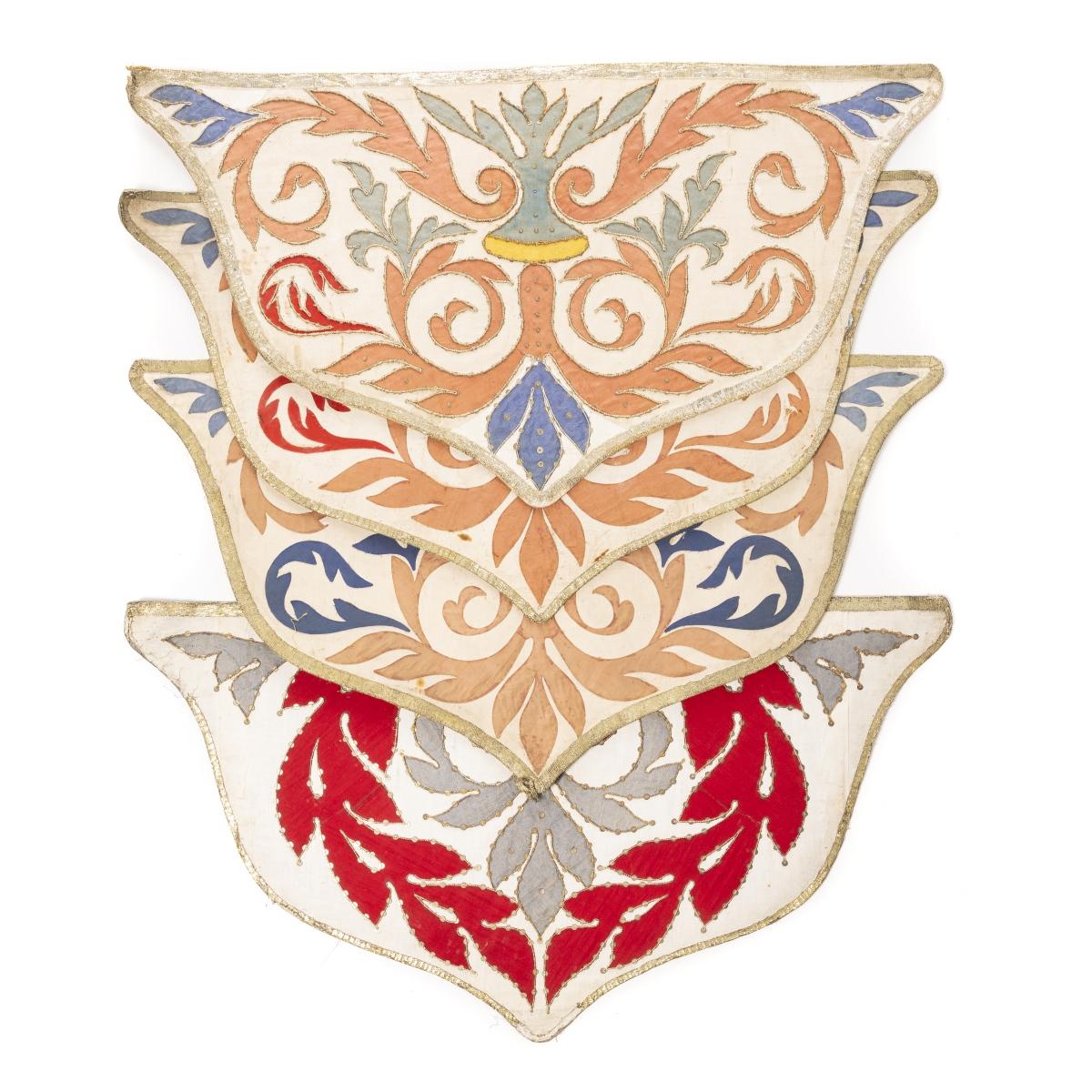 Dieses Los umfasst vier portugiesische Altartücher aus dem 19. bis frühen 20. Jahrhundert, die ein Beispiel für die exquisite Kunstfertigkeit kirchlicher Textilien aus dieser Übergangszeit sind. Jedes Tuch ist aus luxuriöser Seide gefertigt, einem
