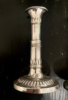 Cuatro candelabros de estilo neoeegipcio del siglo XIX, de plata chapada, de la época victoriana inglesa.