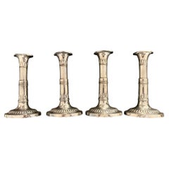 Cuatro candelabros de estilo neoeegipcio del siglo XIX, de plata chapada, de la época victoriana inglesa.