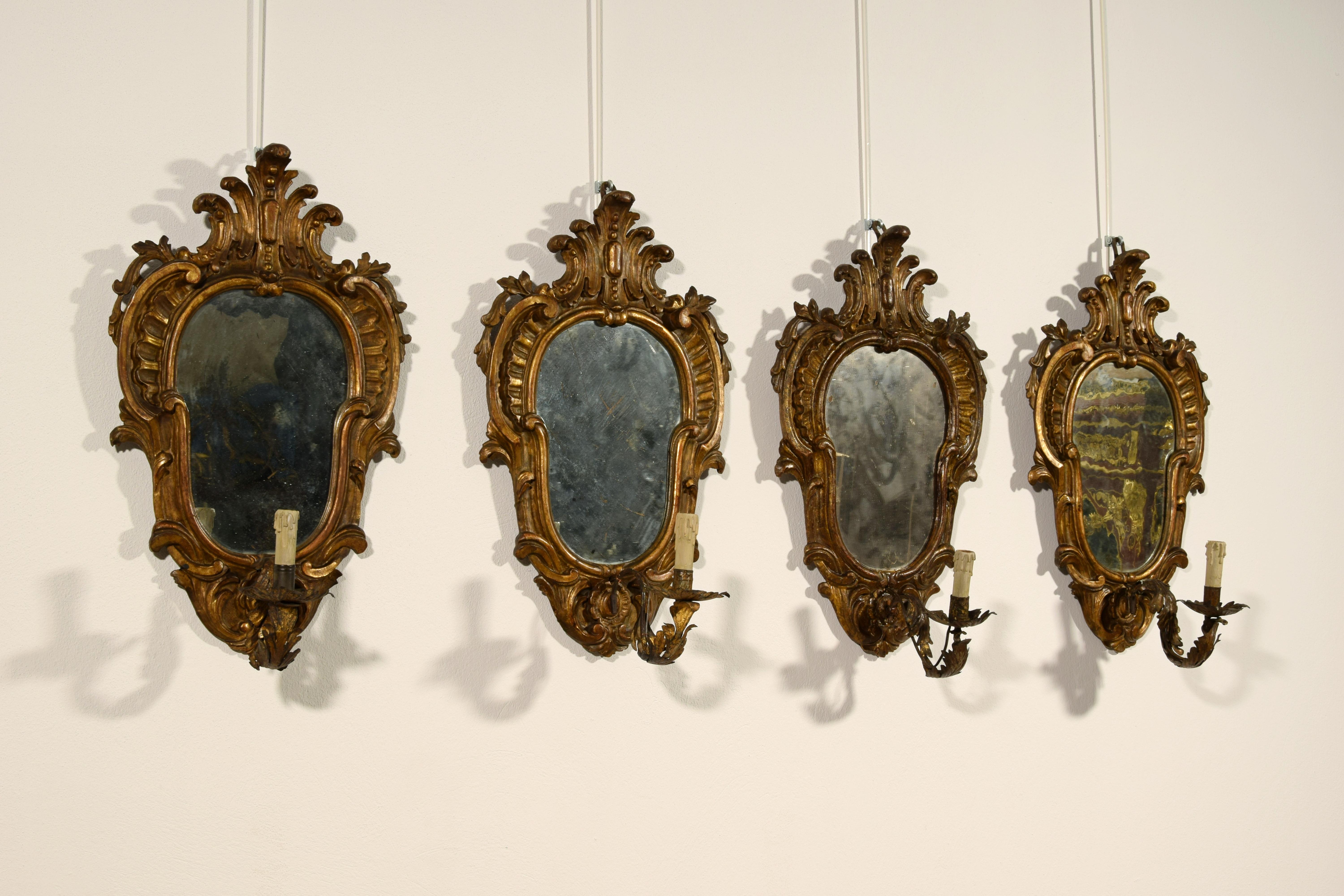 19. Jahrhundert, Vier italienische geschnitzte vergoldete Wandleuchter im Louis-XV-Stil
Maße: cm H 60 x B 37 x T 22 maximal (nur Spiegel D 6 cm)
Die vier reizvollen Wandleuchter mit Spiegel und Lampenfassung, die im 19. Jahrhundert im