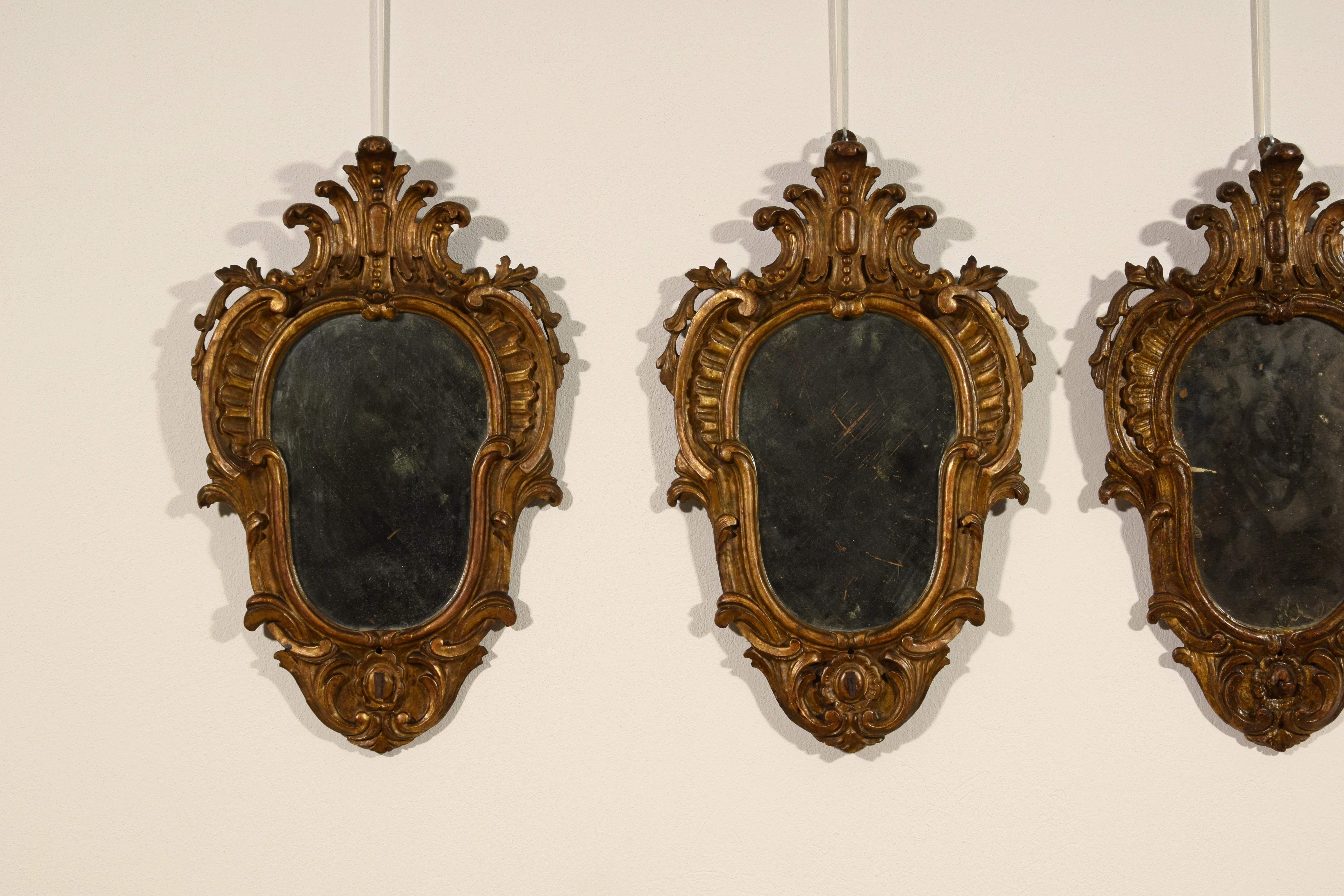 19. Jahrhundert, Vier italienische geschnitzte Giltholz-Konsolen im Louis-XV-Stil (Handgeschnitzt) im Angebot