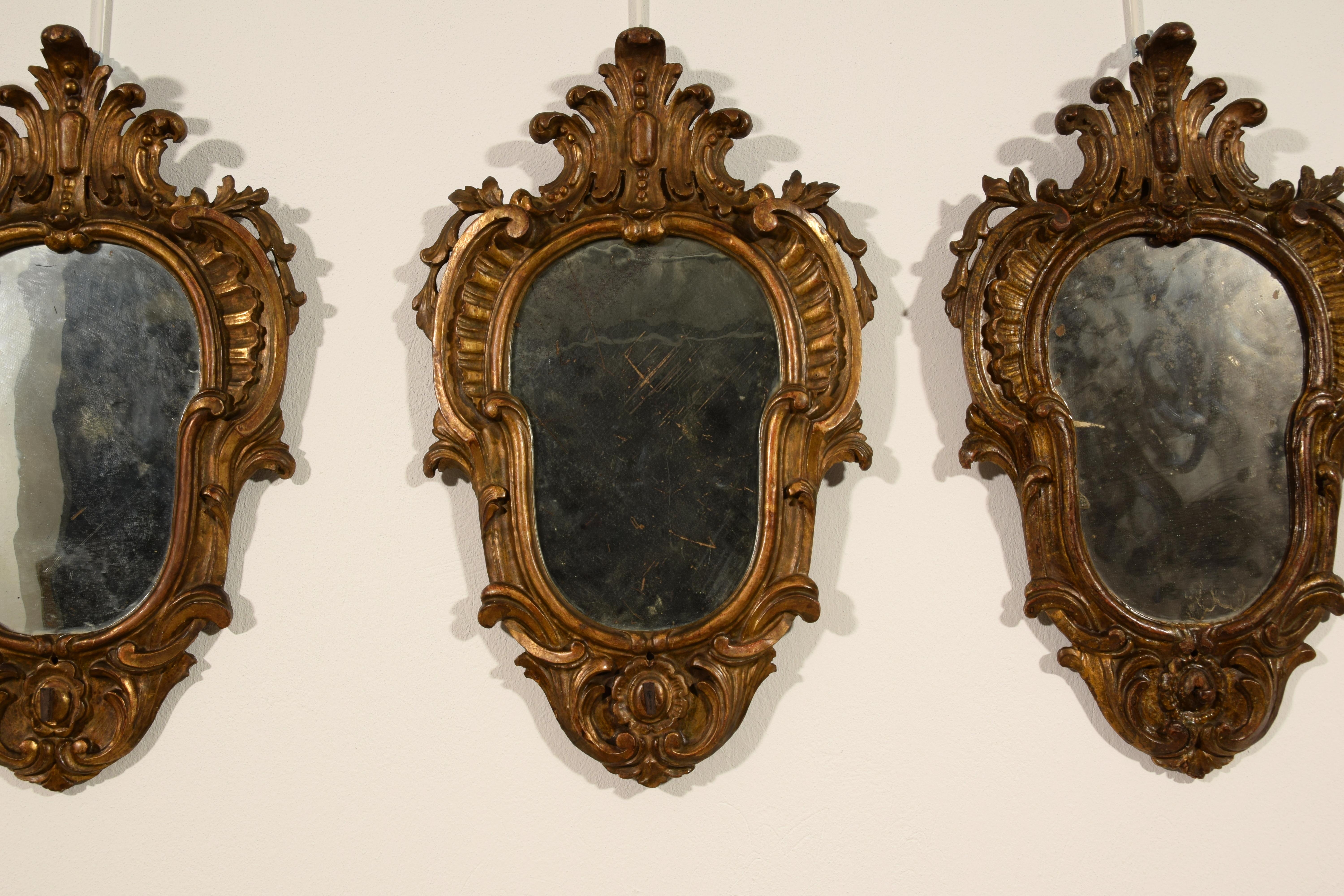 19th Century, Four Italian Carved Giltwood Louis XV Style Sconces For Sale 6