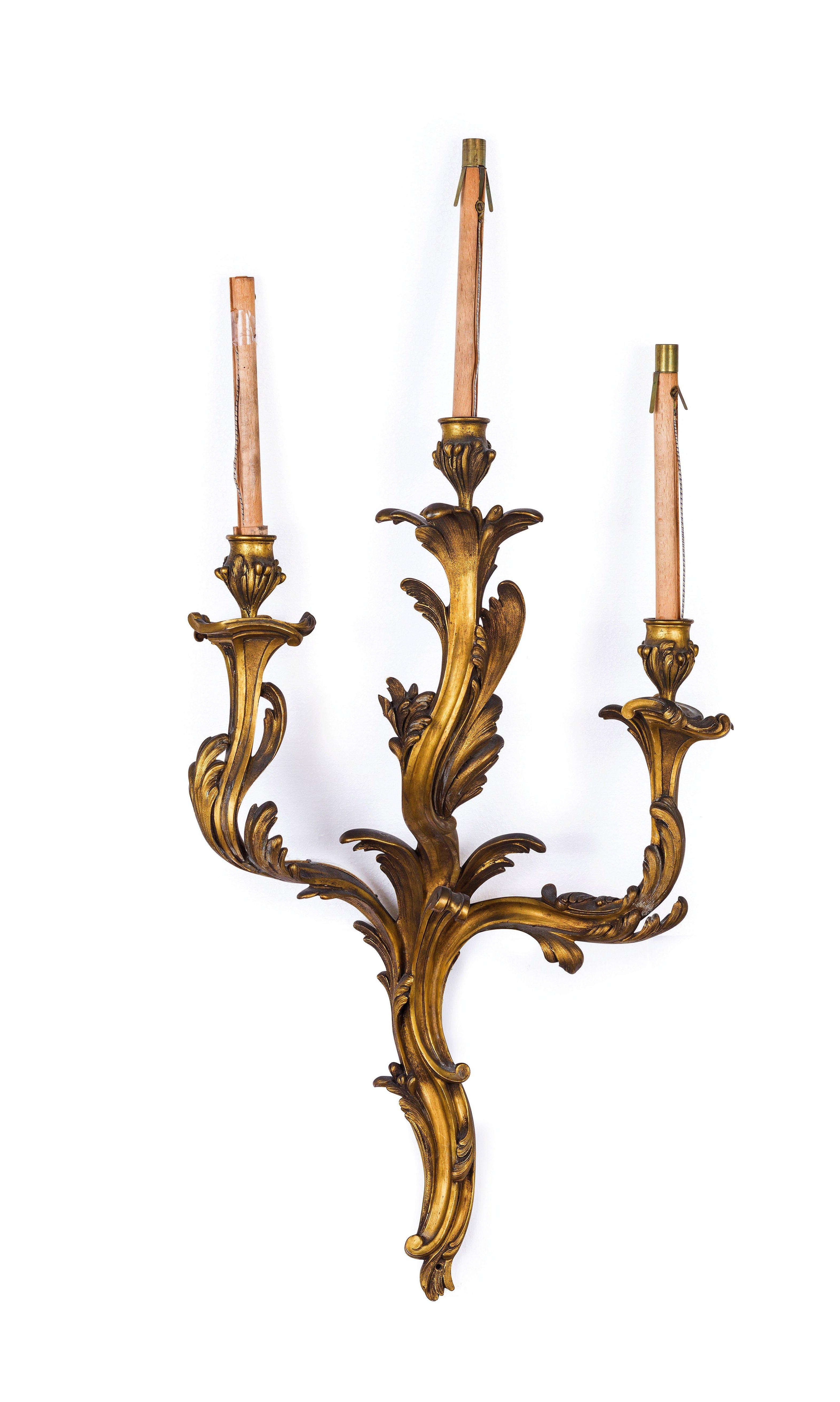 Vier dreiflammige französische Wandleuchter aus vergoldeter Bronze aus dem 19. Jahrhundert (Louis XV.) im Angebot