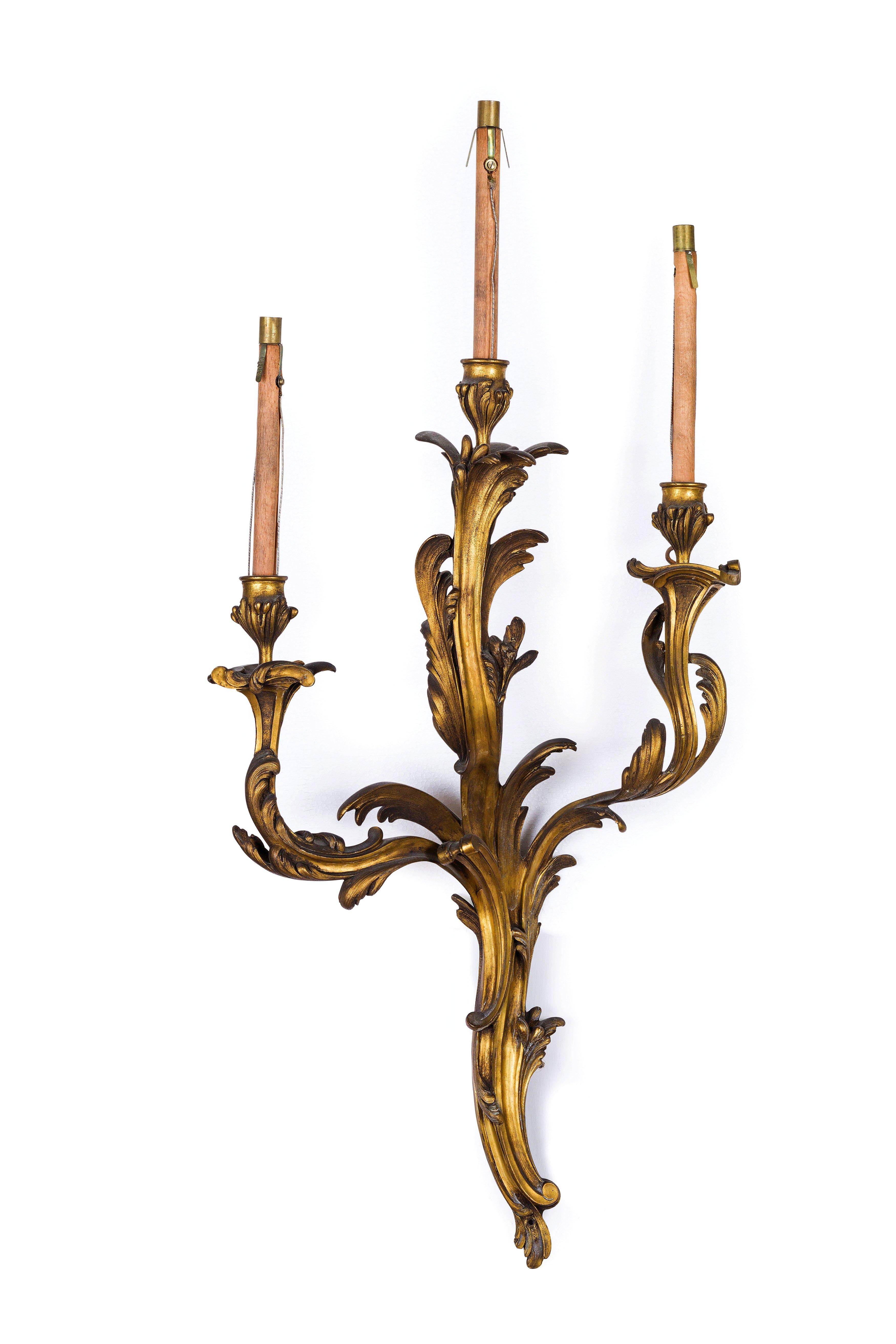 Vier dreiflammige französische Wandleuchter aus vergoldeter Bronze aus dem 19. Jahrhundert (Vergoldet) im Angebot