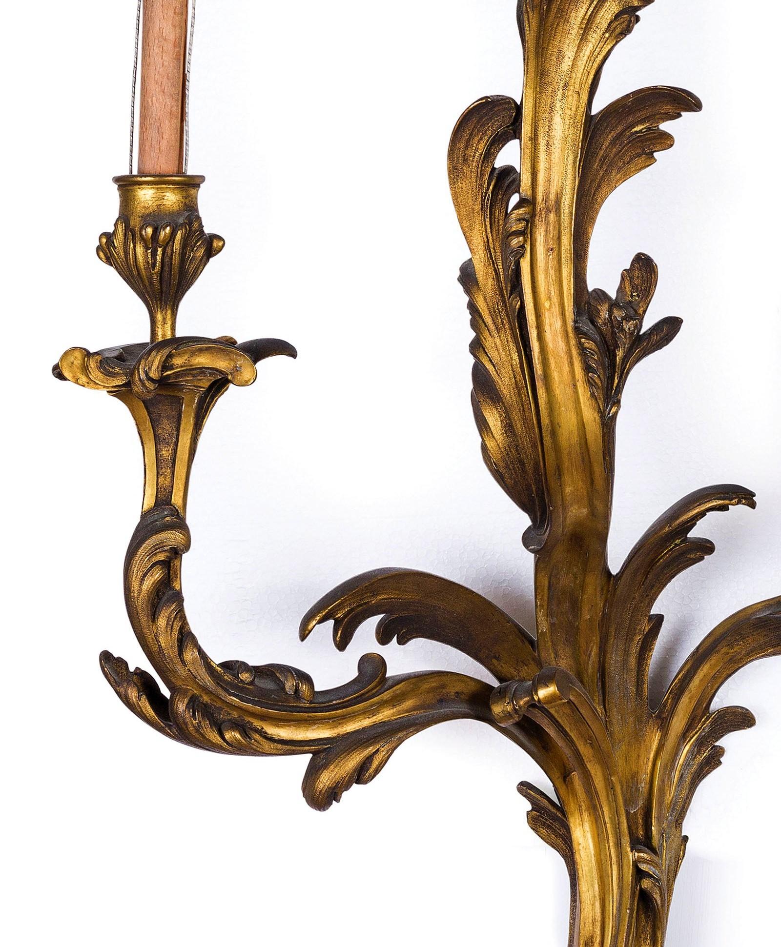 Vier dreiflammige französische Wandleuchter aus vergoldeter Bronze aus dem 19. Jahrhundert im Angebot 1
