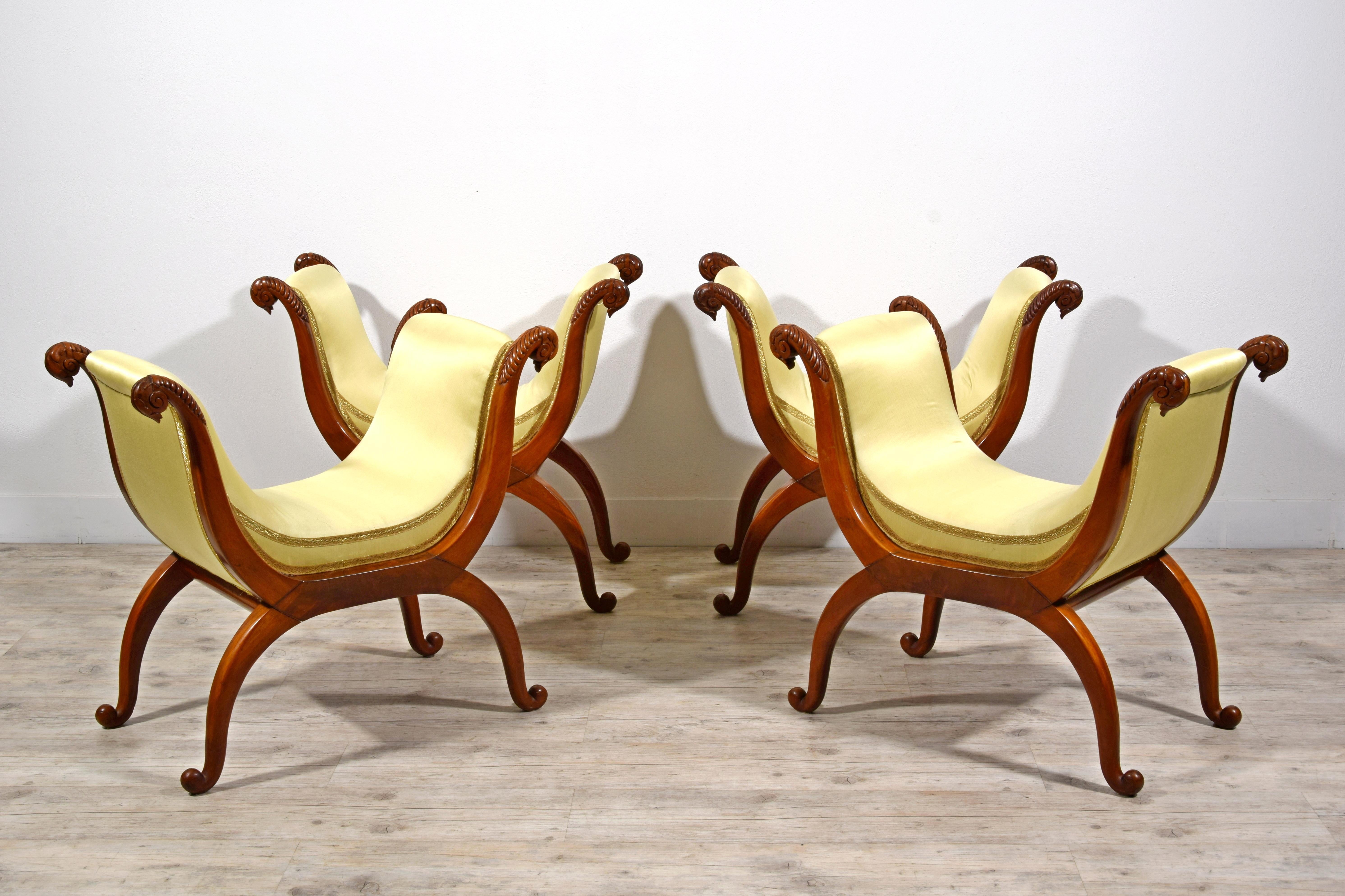 XIXe siècle, Quatre tabourets en bois curule de Toscane 

Ces quatre élégants tabourets ont été fabriqués en Toscane, en Italie, au cours des premières décennies du XIXe siècle. Le siège en forme de 