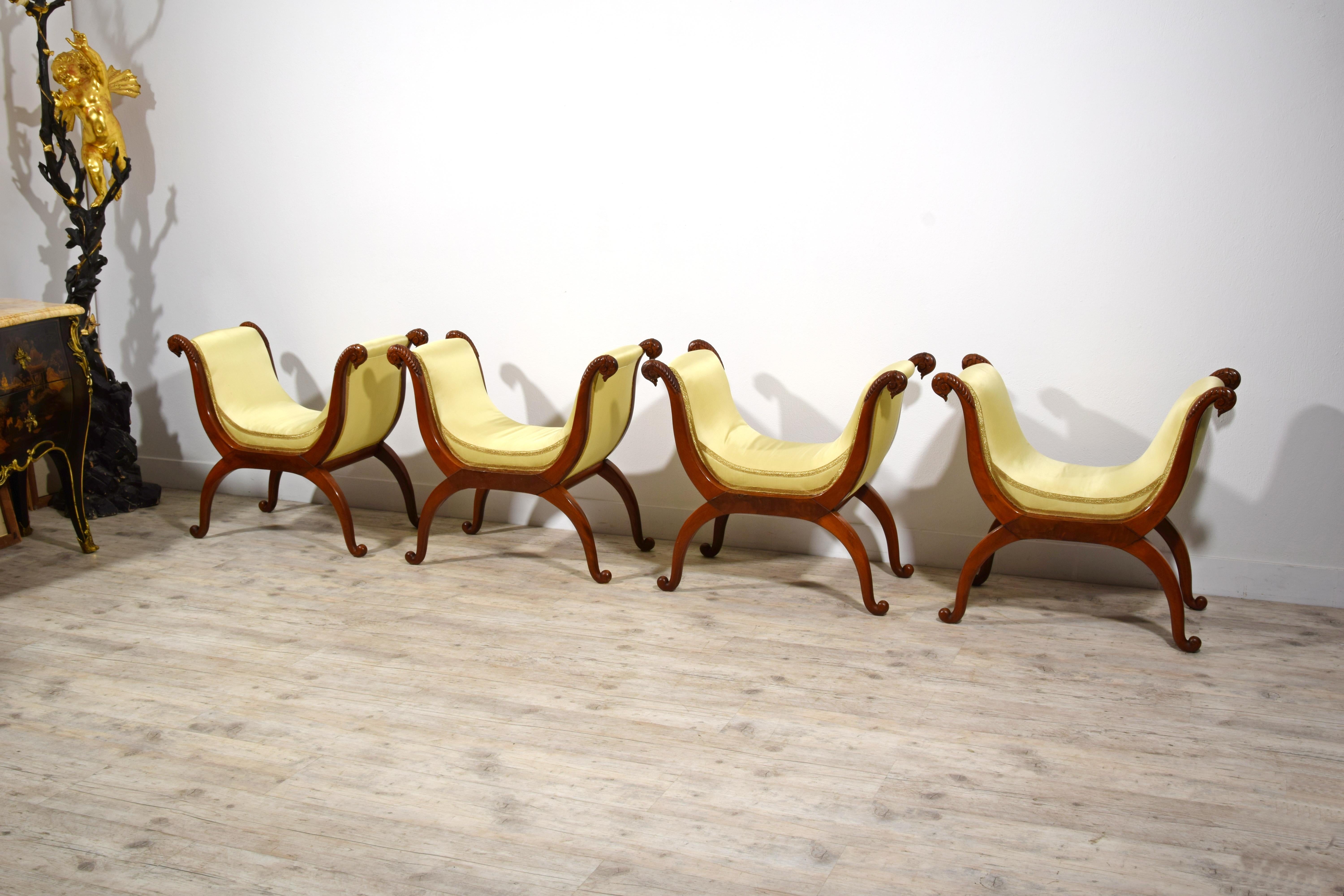 italien XIXe siècle, Quatre tabourets en bois curule de Toscane en vente