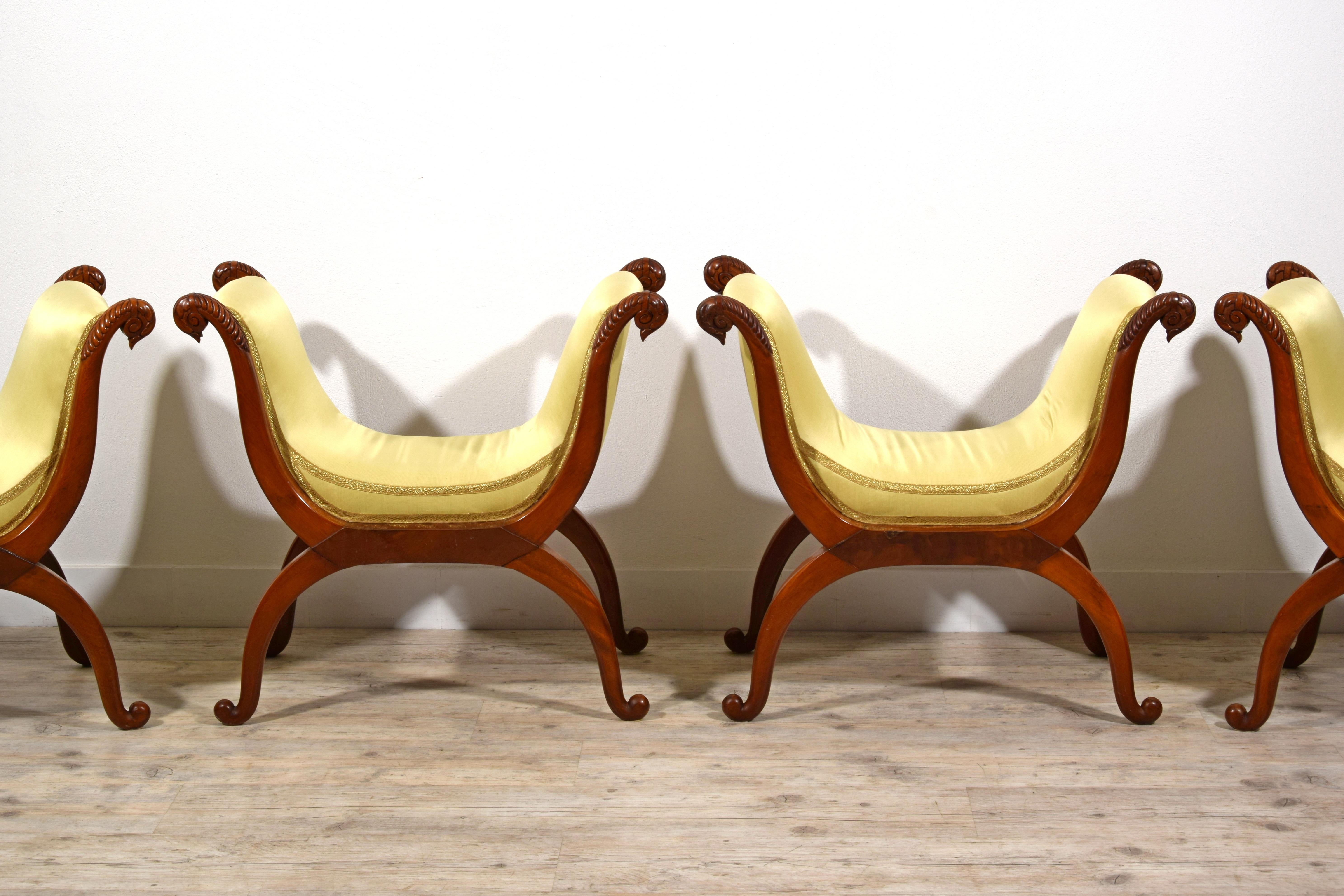 Sculpté à la main XIXe siècle, Quatre tabourets en bois curule de Toscane en vente