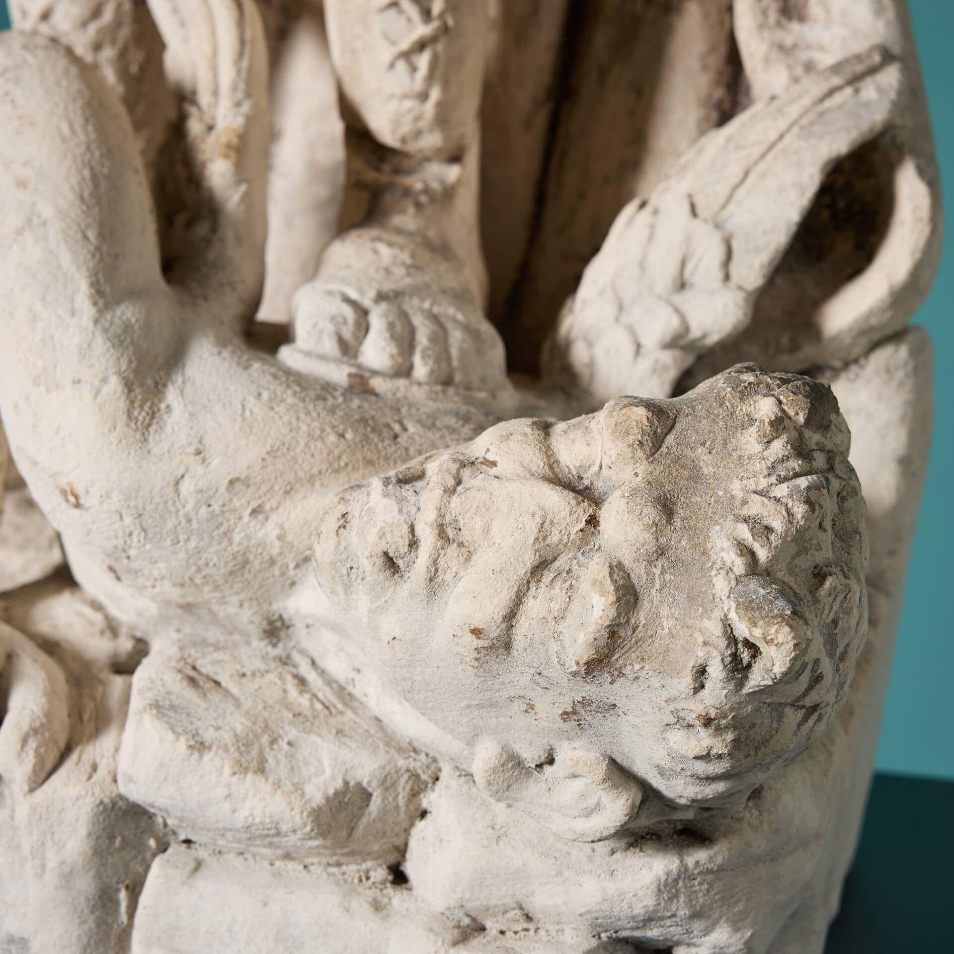 Néoclassique Statue en pierre fragmentaire du XIXe siècle représentant un ange et le diable en vente