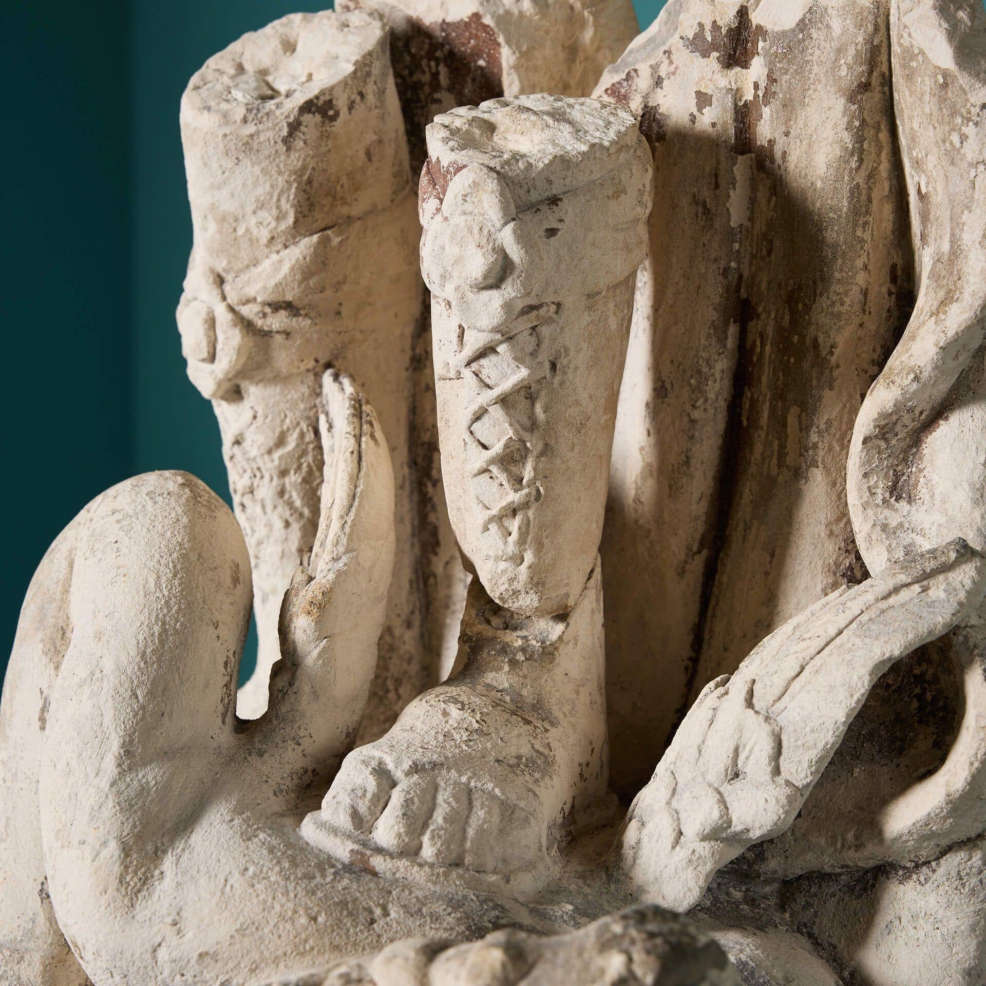 Anglais Statue en pierre fragmentaire du XIXe siècle représentant un ange et le diable en vente