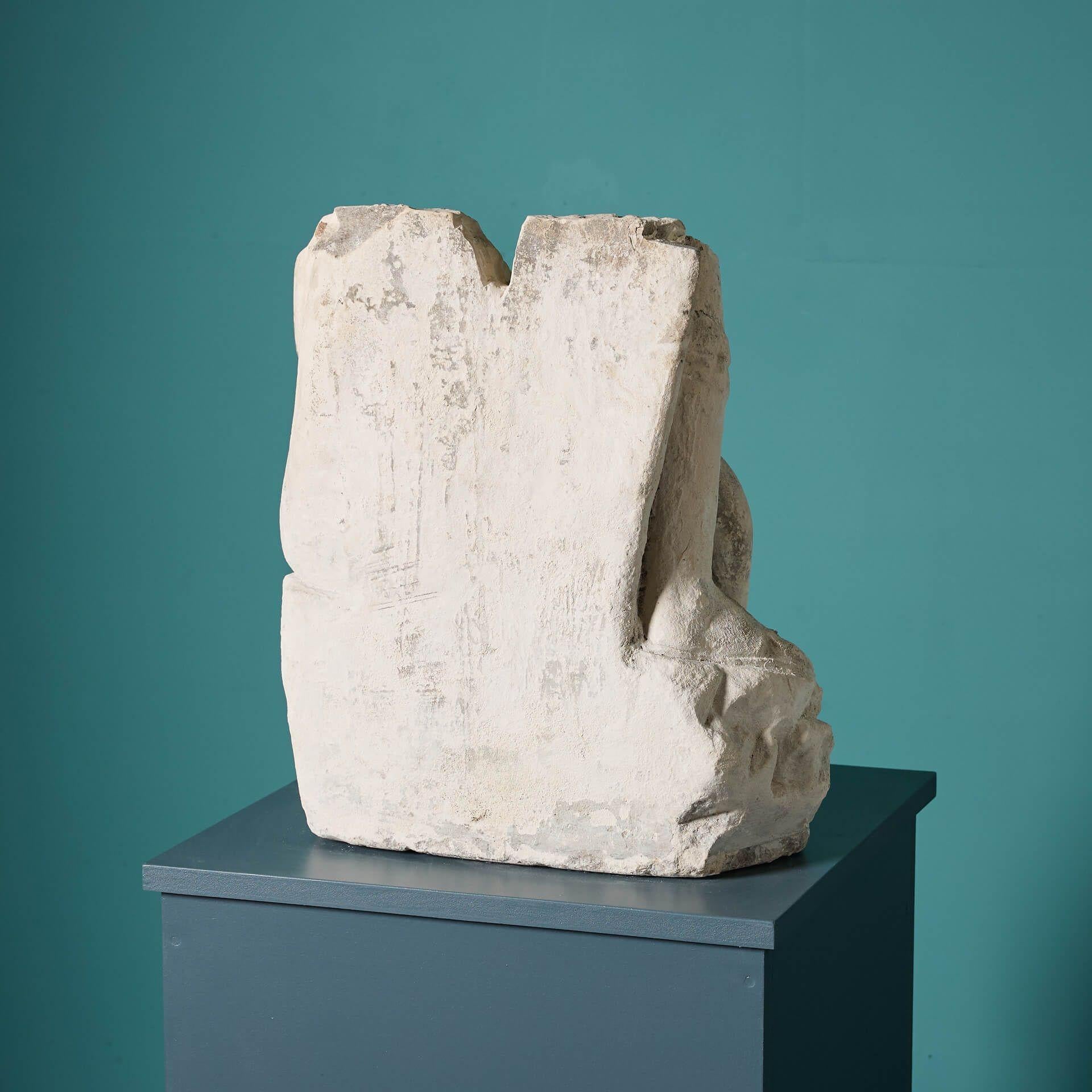 Calcaire Statue en pierre fragmentaire du XIXe siècle représentant un ange et le diable en vente