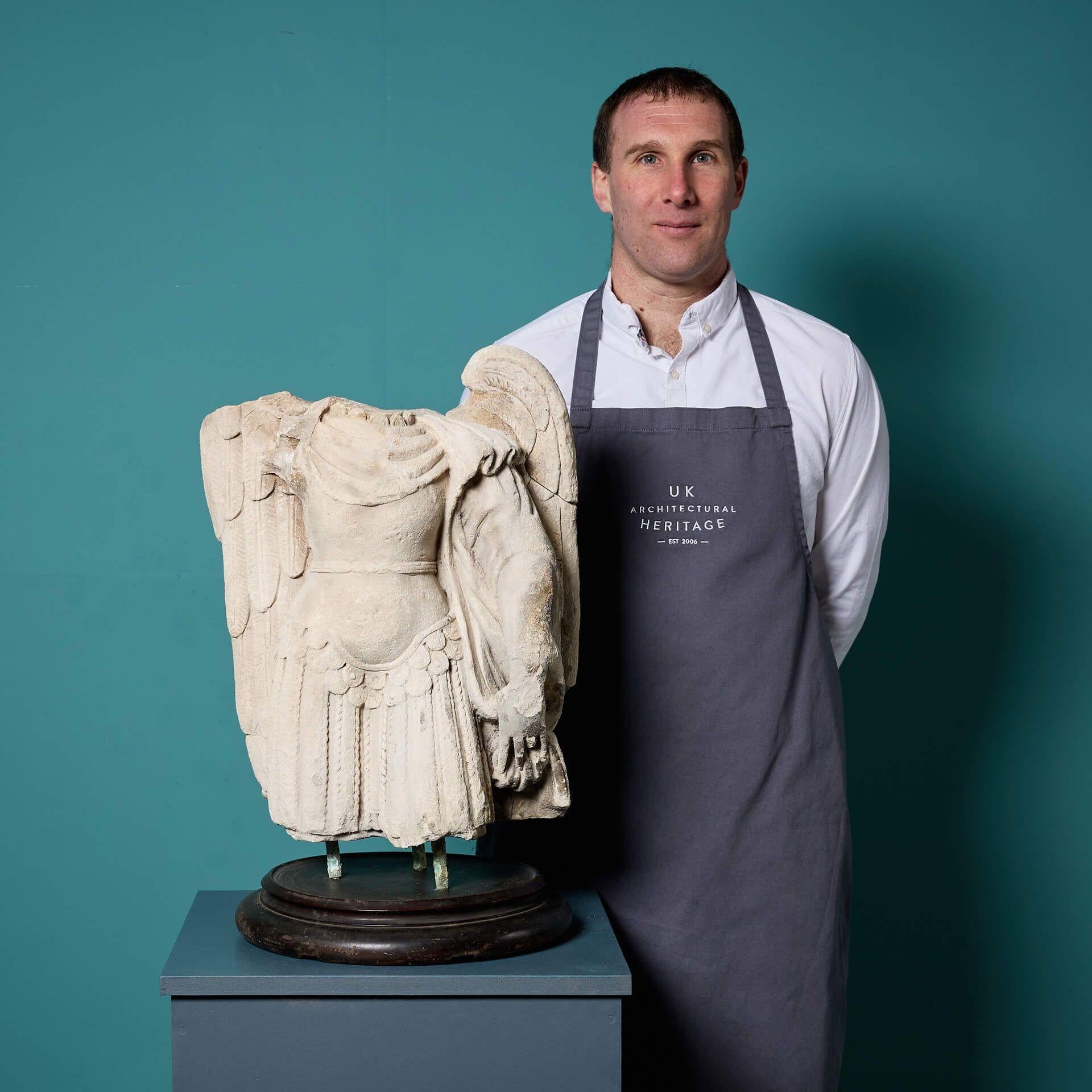 Gran estatua decorativa antigua fragmentaria de piedra de un torso de ángel de hacia 1800, montada sobre un zócalo de caoba de finales del siglo XIX. Recuerda a una antigua estatua romana, es un fragmento de la historia; si pudiera hablar, ¡sólo