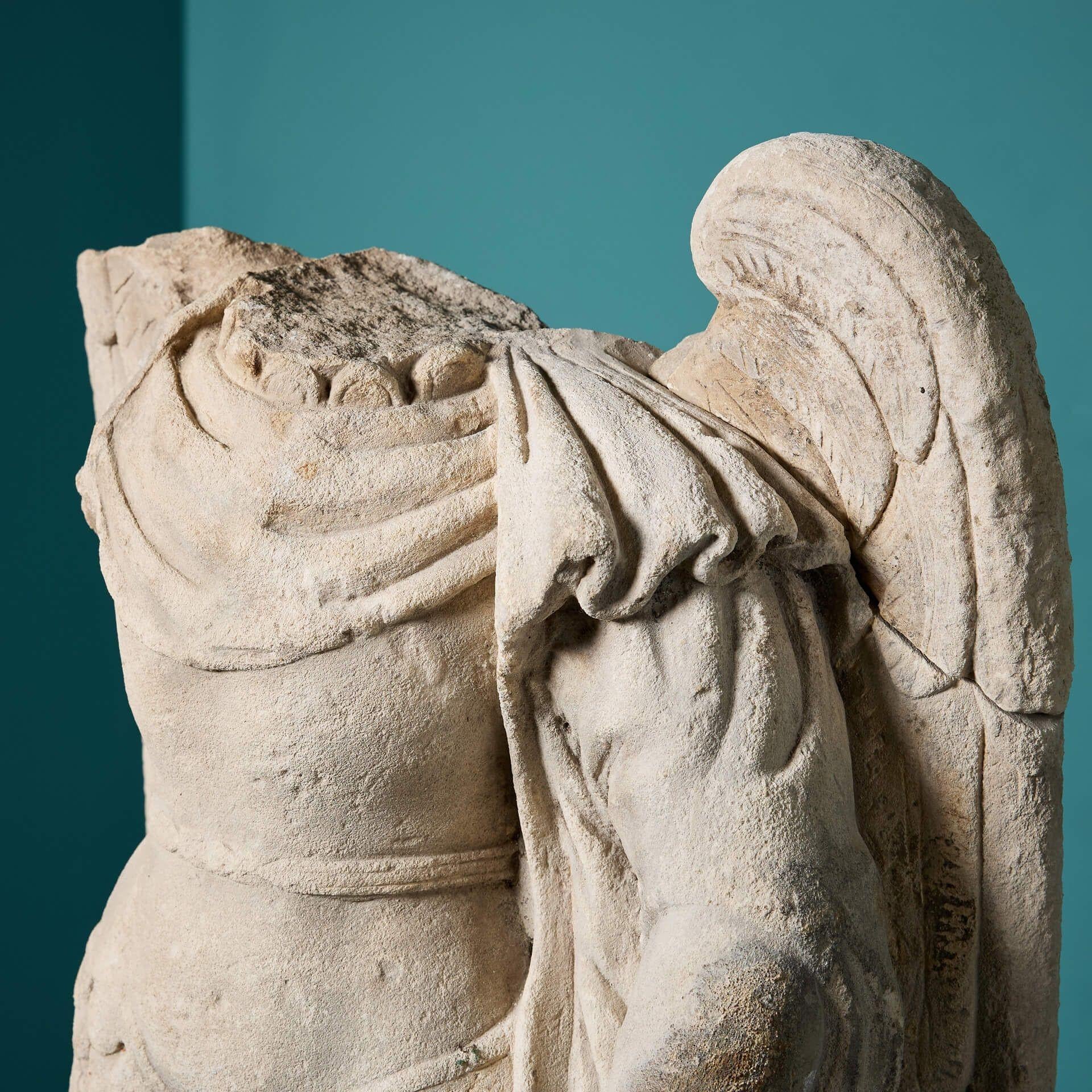 Estatua de piedra fragmentaria del siglo XIX con torso de ángel Neoclásico en venta