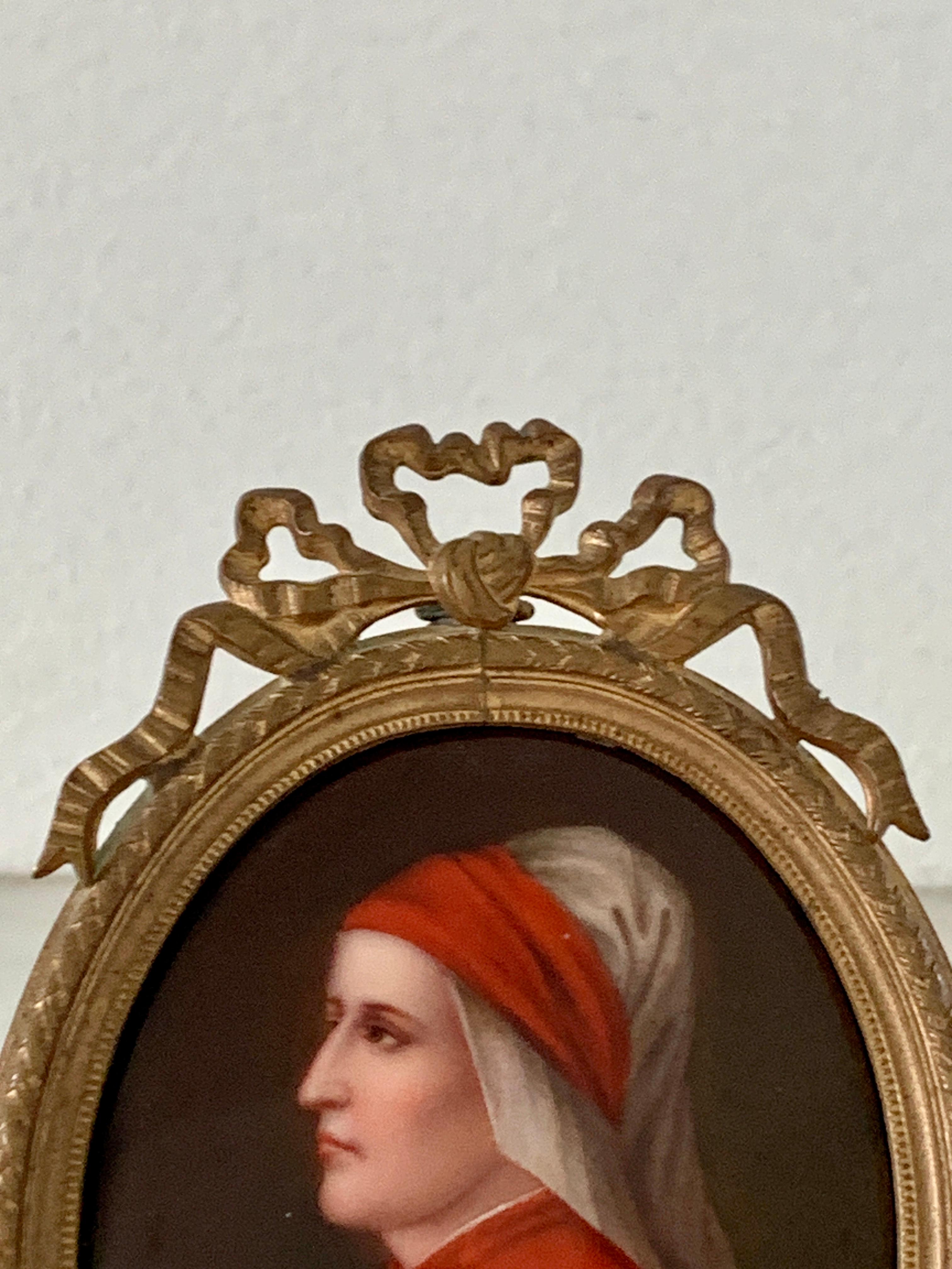 Eine beeindruckende italienische Renaissance oder Grand Tour Miniatur Porträt des italienischen Dichters Dante Alighieria 

Italien, Ende 19. Jahrhundert

Öl auf Porzellan, präsentiert in einem Messingrahmen

Maße: 3,13 