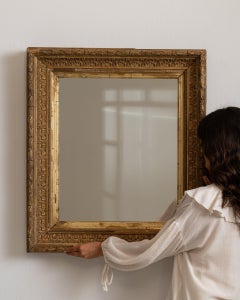 Specchio antico francese del XIX secolo in legno intagliato e dorato