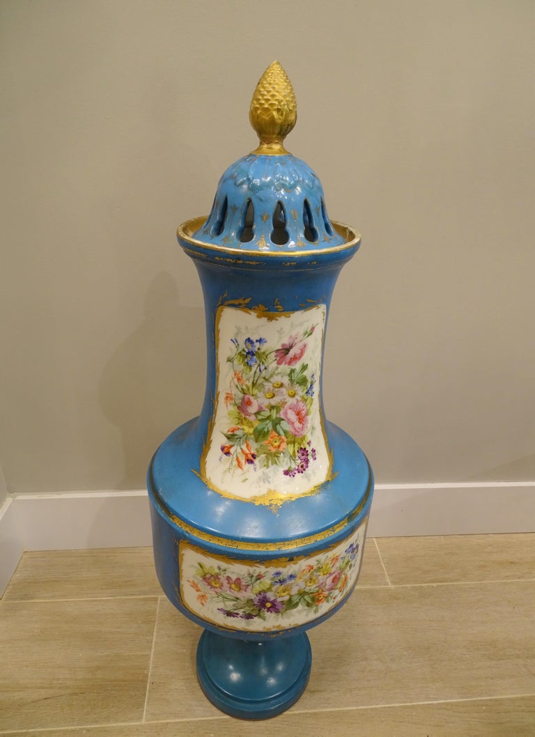 Neoclassical 19th century France blue Porcelain Vase, centerpiece attributed to Sevrés For Sale