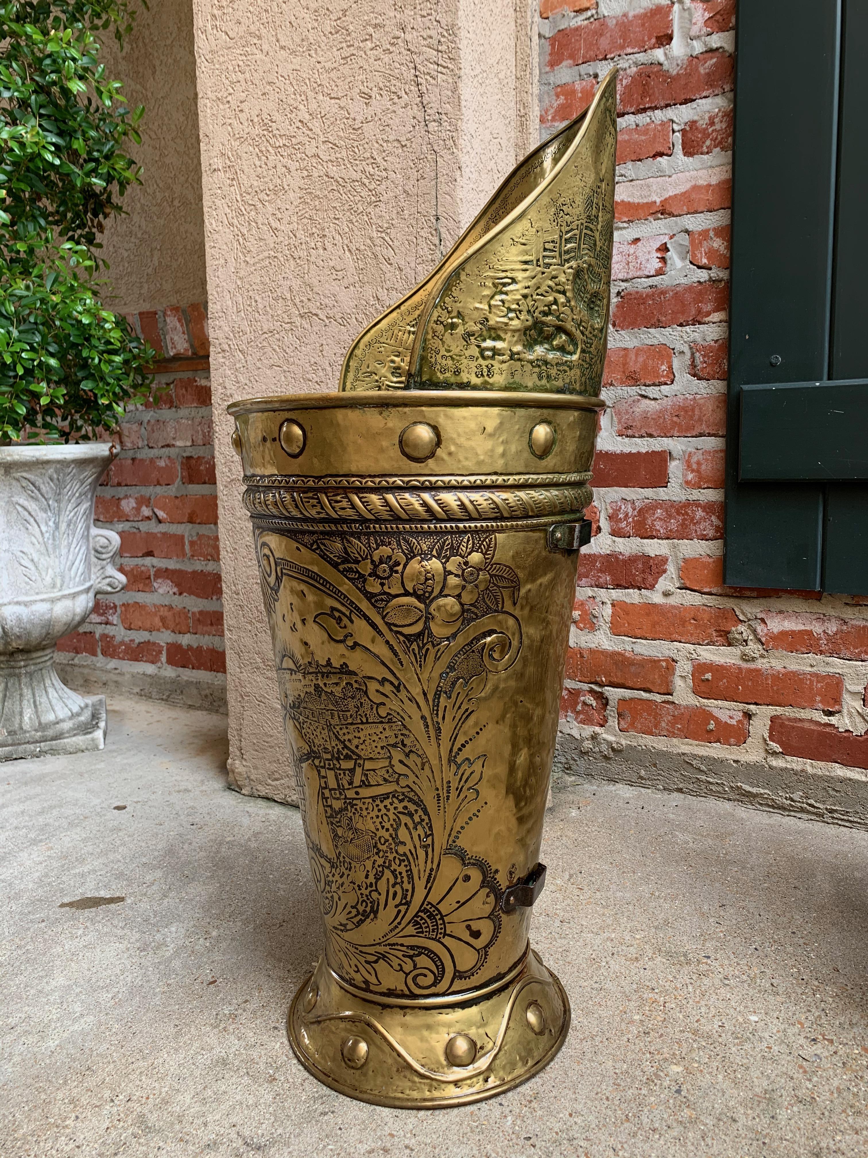 19th Century France Brass Repousse Relief Grape Hotte Vineyard Umbrella Stand In Good Condition In Shreveport, LA