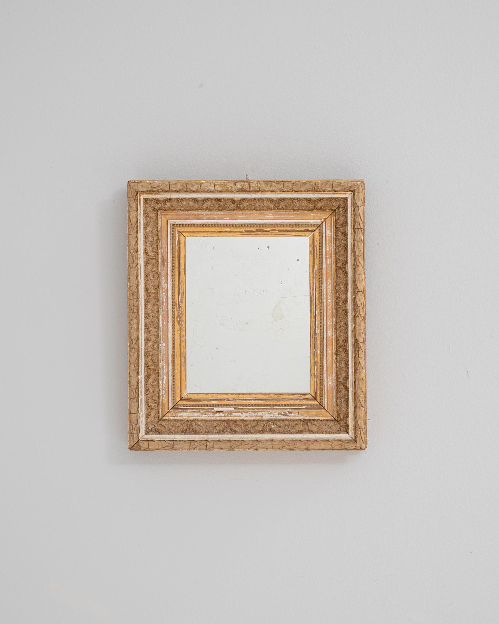 Miroir en bois doré français du 19e siècle. Cet élégant miroir présente un cadre en bois sculpté de façon complexe, orné de détails dorés d'origine. Il présente une riche patine qui reflète magnifiquement son âge et son histoire. Les moulures