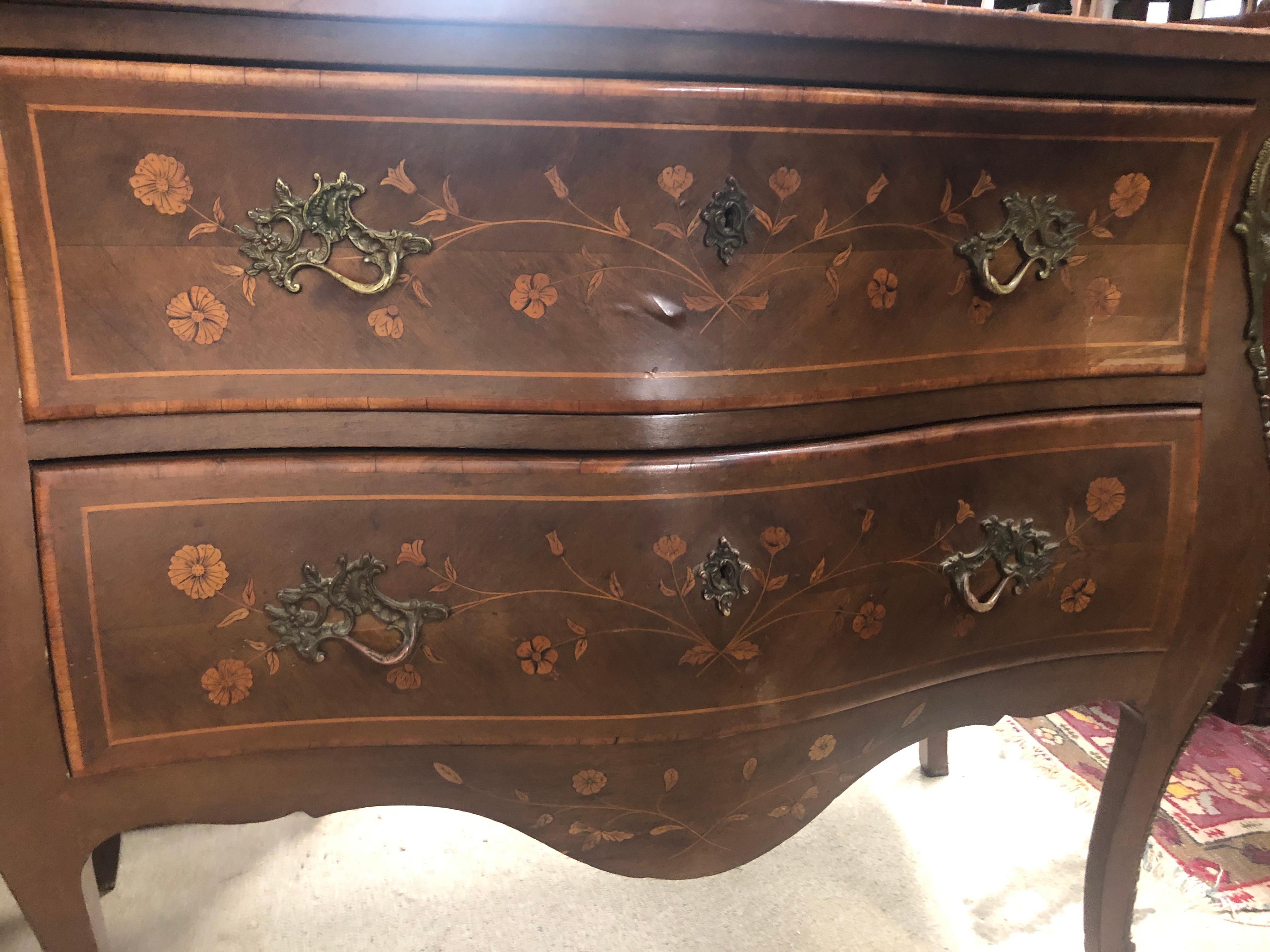 Beautiful French commode, late 19th century, in mahogany and inlaid in boxwood. Some small defections on the sides, in good condition the wooden structure. To be restored.
Imagine it restored and you will immediately find a place for this fantastic