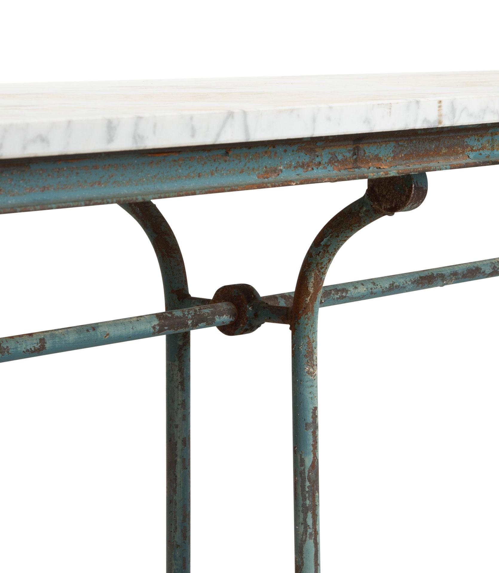 Mesa de jardín francesa del siglo XIX.
Con base de hierro decorativa original de la mesa pintada y tablero de mármol posterior.
Podría adornar cualquier jardín, invernadero o cocina como mesa, consola o isla.
Alrededor de 1880. 