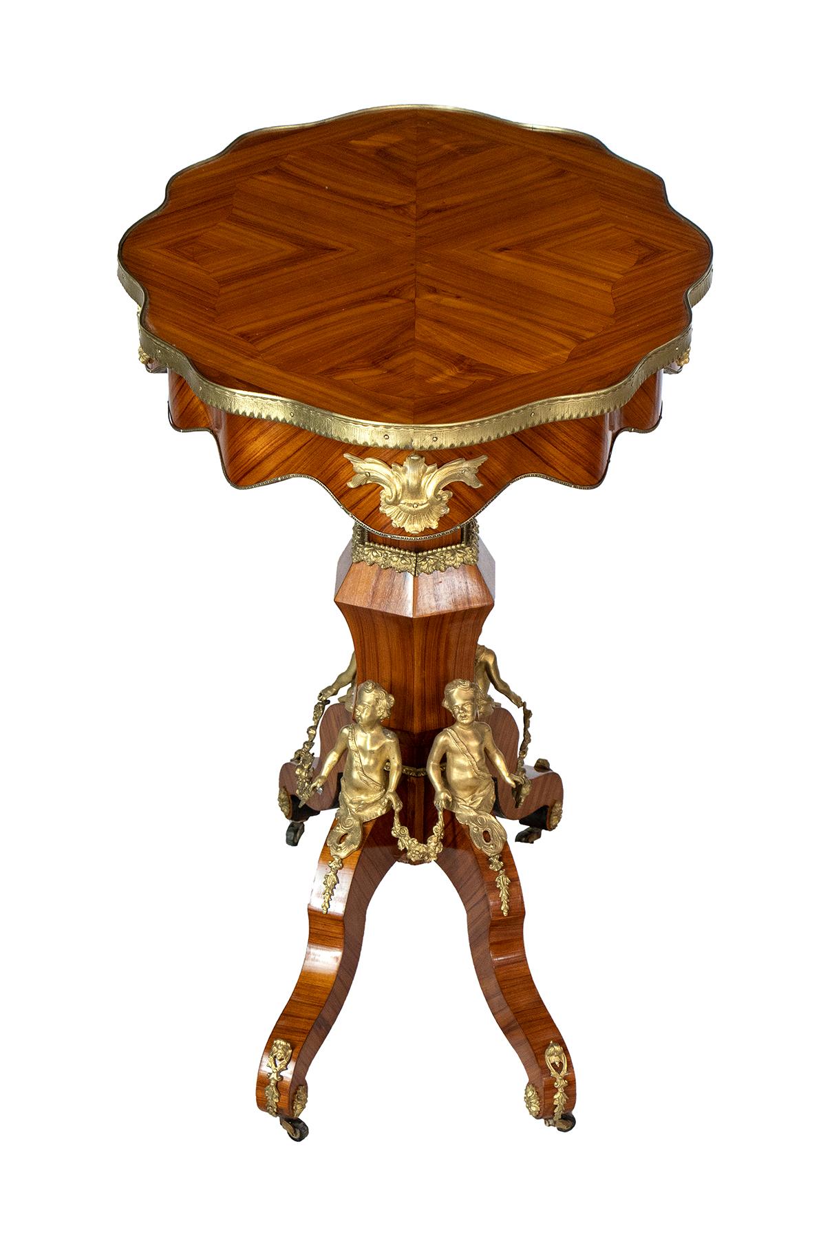 Français 19ème siècle France Napoléon III° Table centrale en bois de roi et bronze doré 